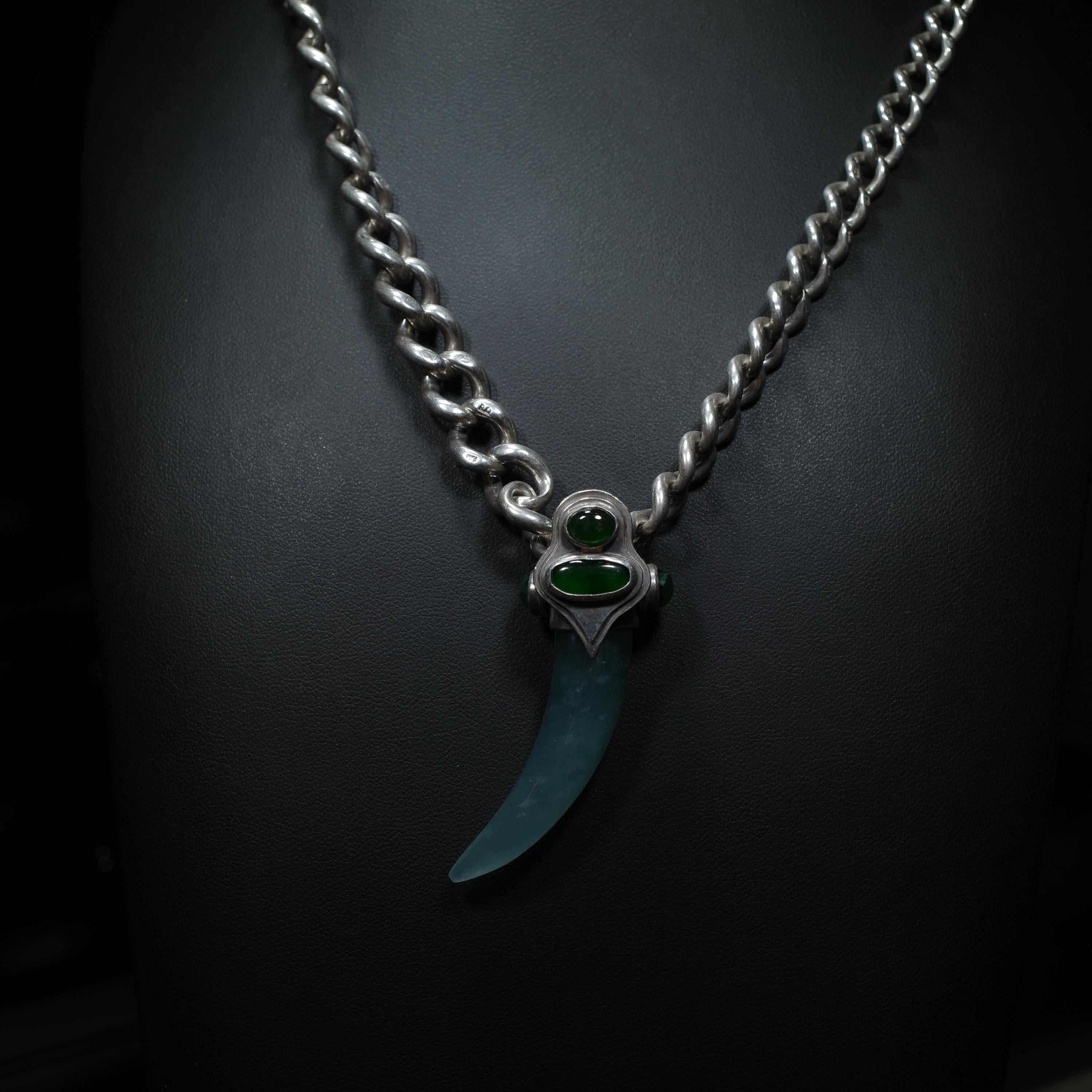 Raro ciondolo imperiale guatemalteco in giadeite e dente blu olmeco in vendita 4