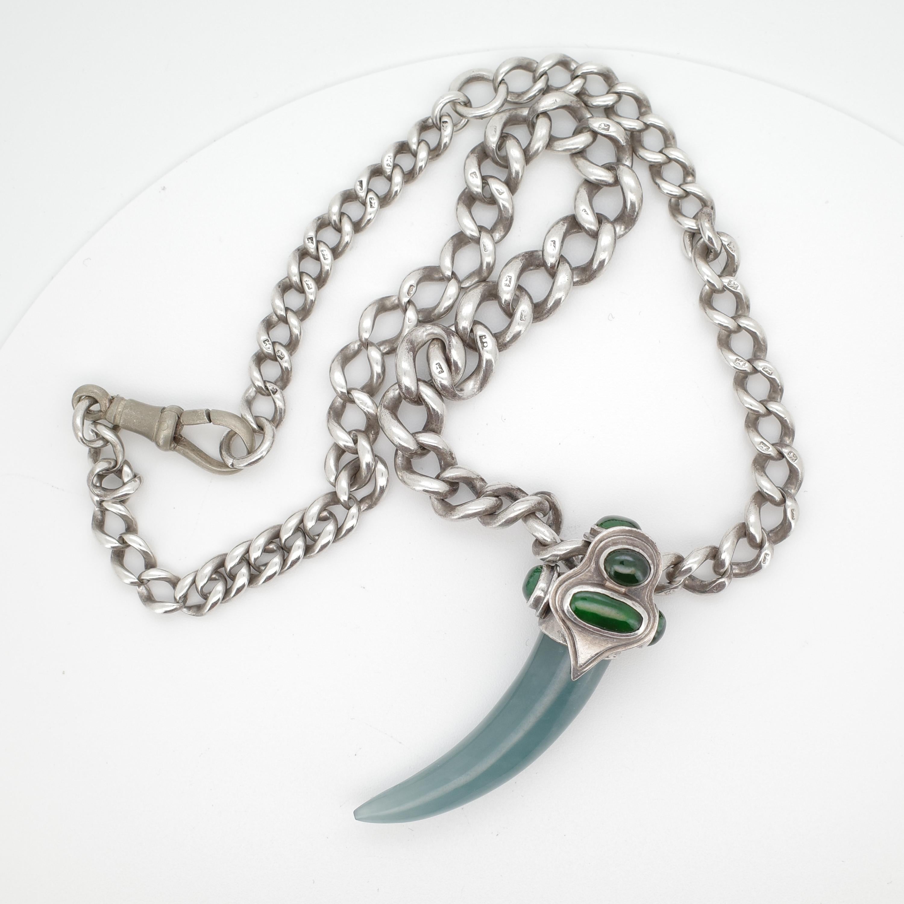 Questo straordinario ciondolo combina due dei materiali più rari prodotti dall'antica valle di giada del fiume Motagua in Guatemala: cabochon di giada verde imperiale di prima produzione e un 