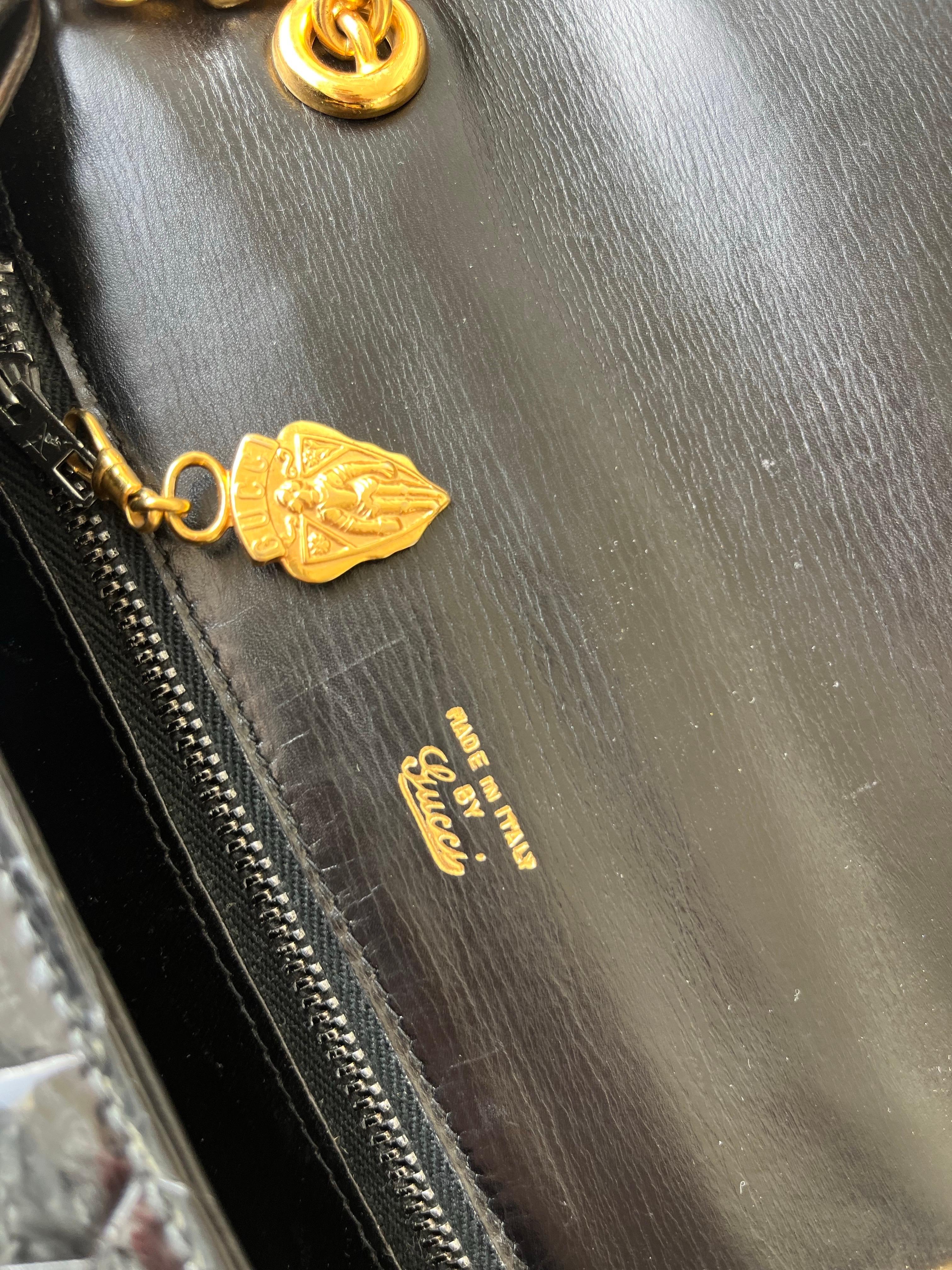 Rare Gucci 80's Vintage Alligator skin handbag jeweled lapis lazuli clasp. en vente 6
