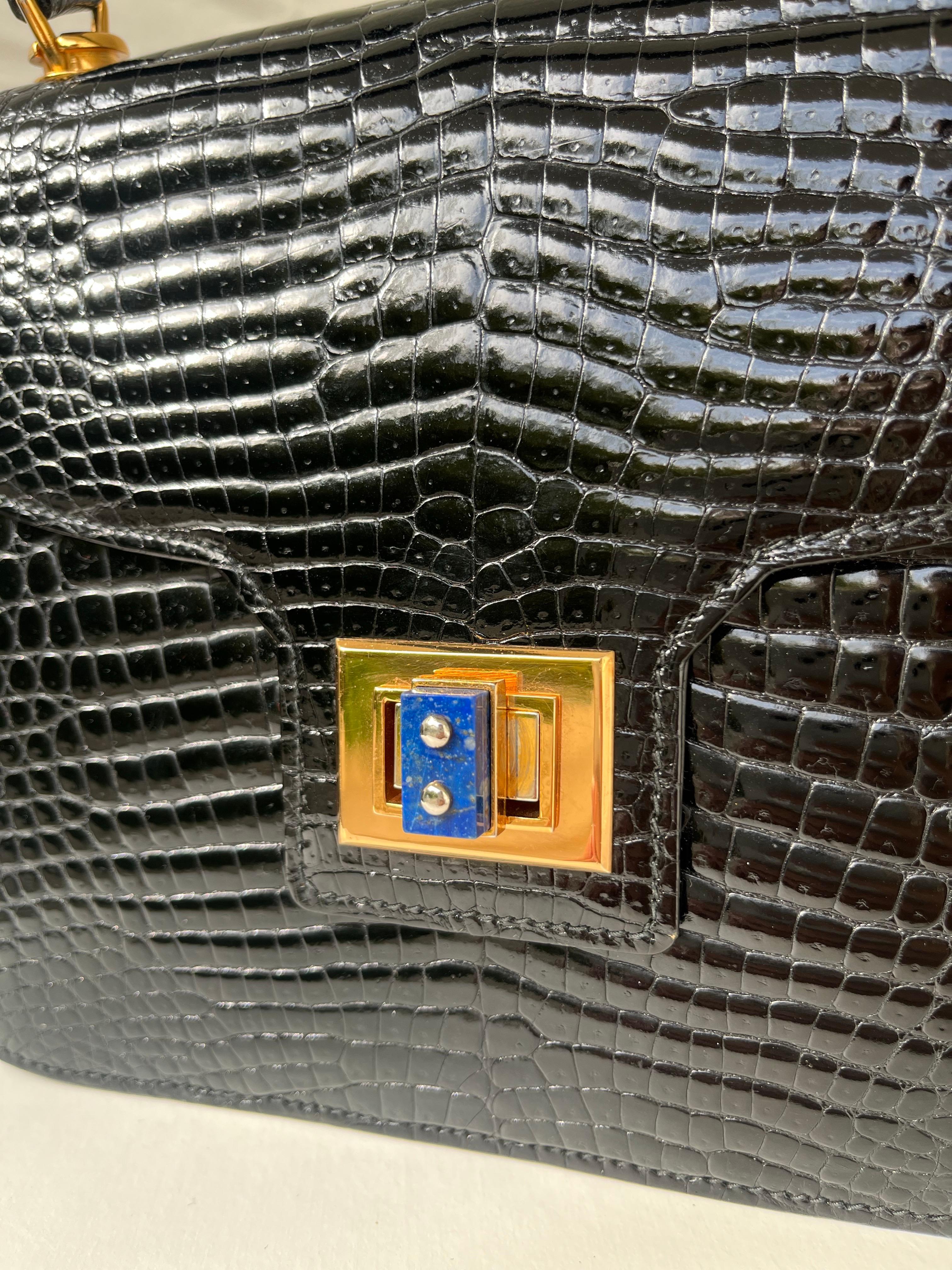 Rare Gucci 80's Vintage Alligator skin handbag jeweled lapis lazuli clasp. Unisexe en vente