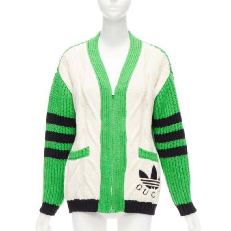 GUCCI ADIDAS rare cardigan vert crème à poches variées en maille câble XXS
Référence : AAWC/A00625
Marque : Gucci
Collectional : ADIDAS
MATERIAL : Laine
Couleur : vert, crème
Motif : Colorblock
Fermeture : Zip
Détails supplémentaires : Deux poches