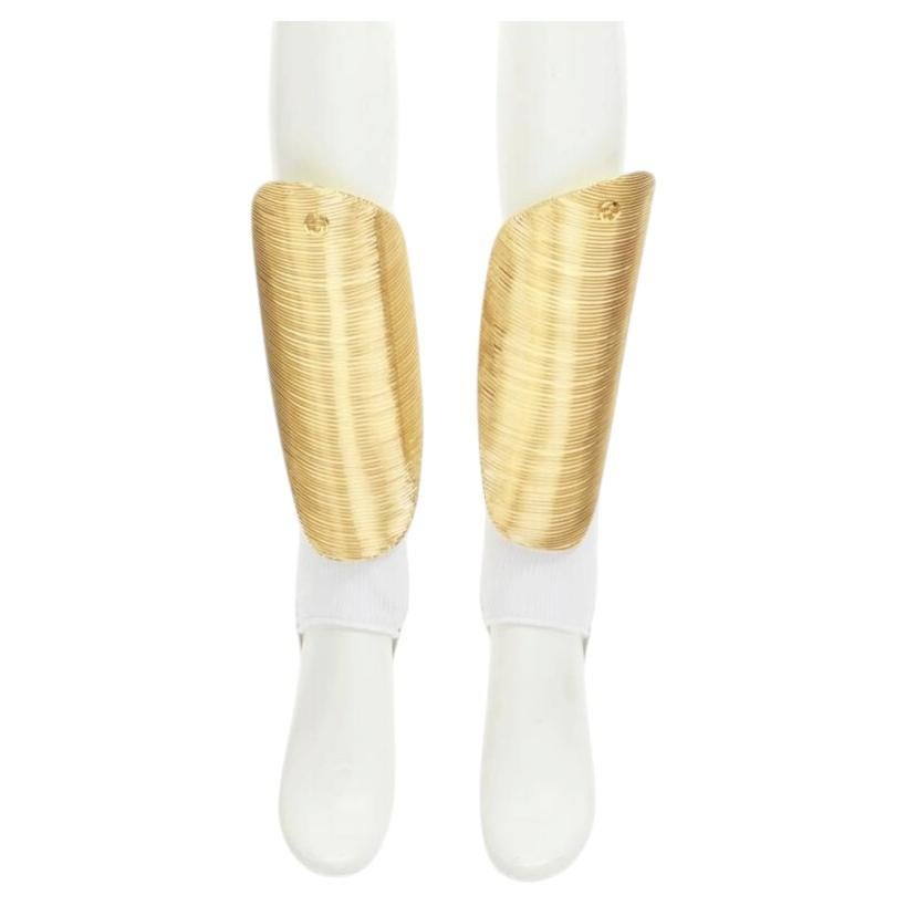 raro GUCCI Alessandro Michele 2019 Runway GG logo oro imbottito parastinchi calzini in vendita