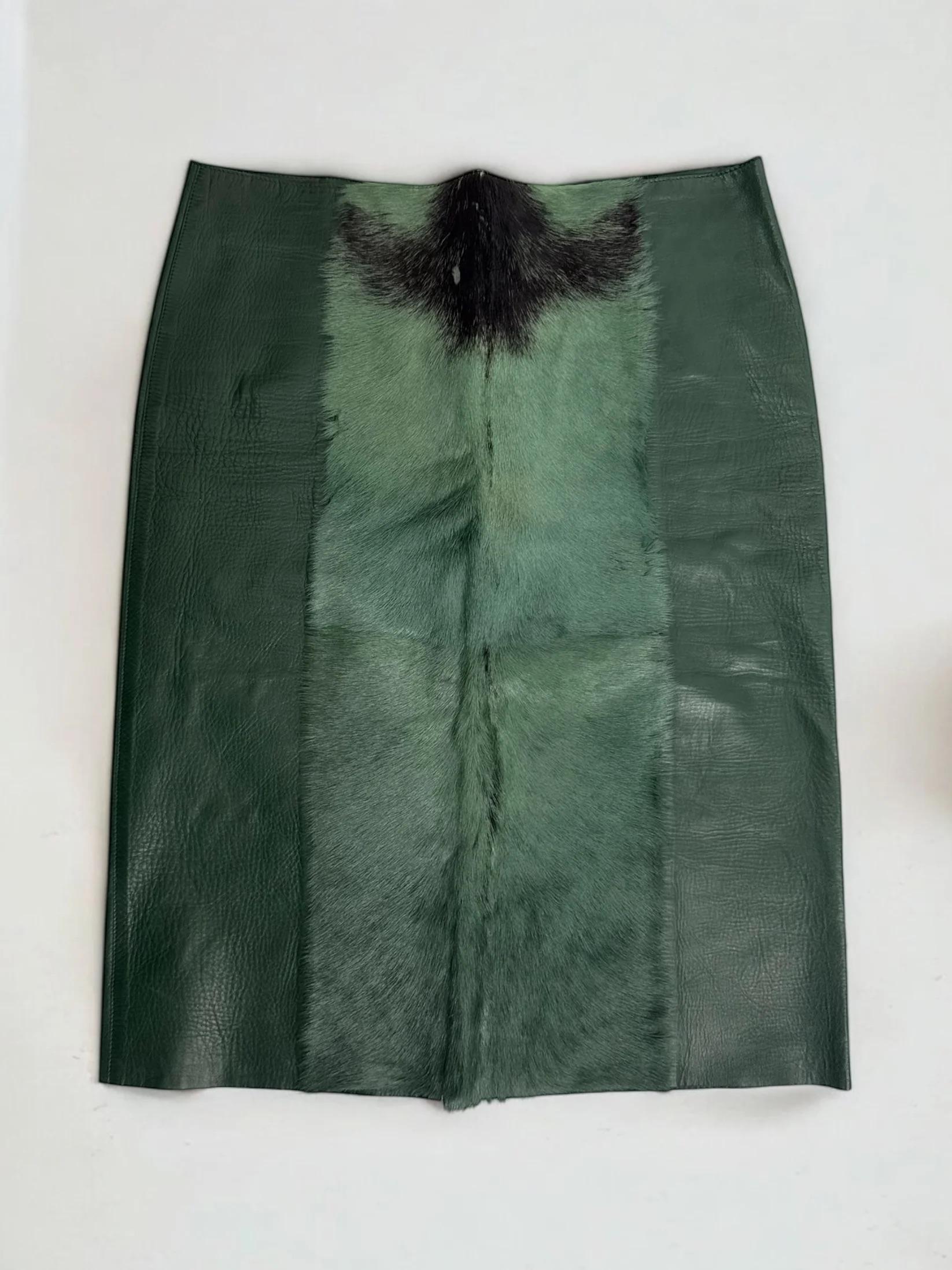 Jupe en cuir et fourrure verte Gucci by Tom Ford, automne-hiver 1999
Une jupe très rare qui présente une fourrure verte teintée dans un panneau central sur le devant.
Zip arrière
Bon état vintage avec une petite calvitie sur la fourrure et une