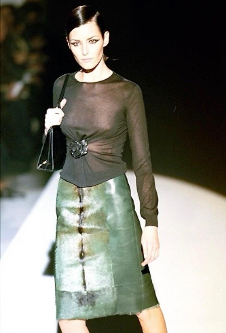 Noir Rare jupe Gucci by Tom Ford en cuir vert et fourrure, FW 1999 en vente