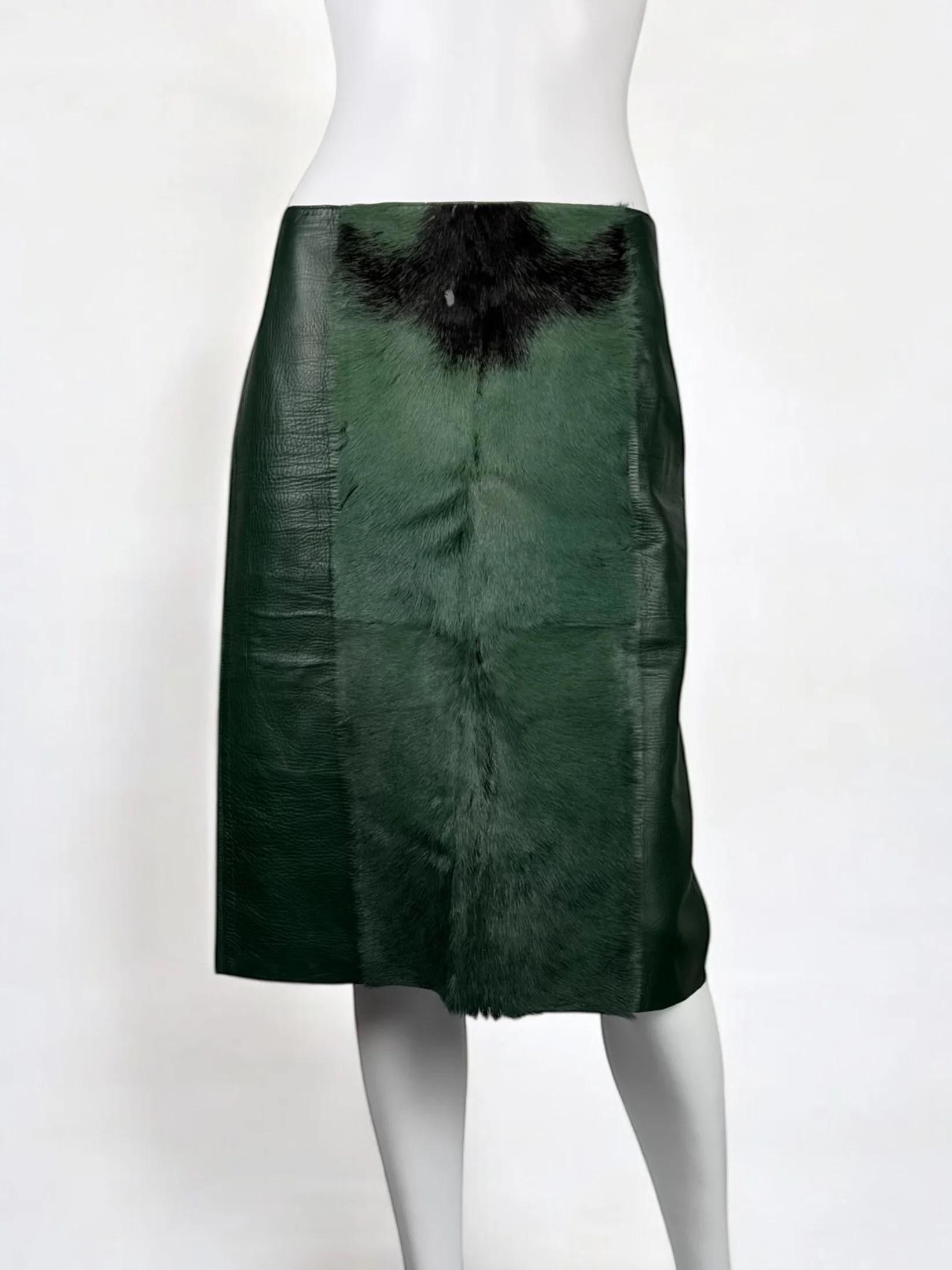 Rare jupe Gucci by Tom Ford en cuir vert et fourrure, FW 1999 Bon état - En vente à Marlborough, GB