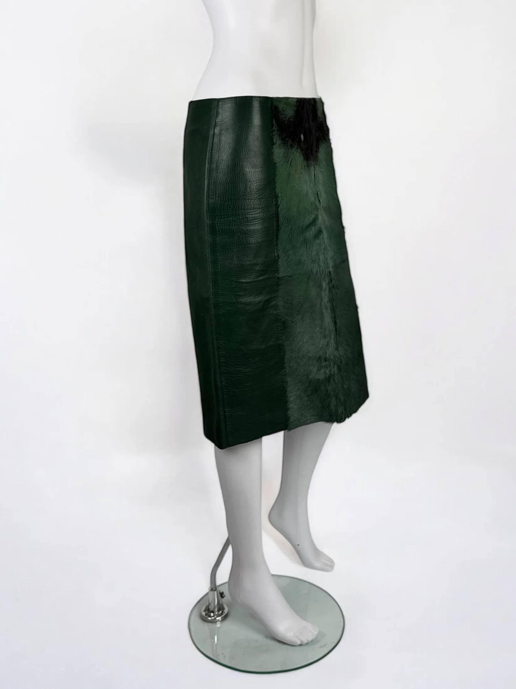Rare jupe Gucci by Tom Ford en cuir vert et fourrure, FW 1999 Pour femmes en vente