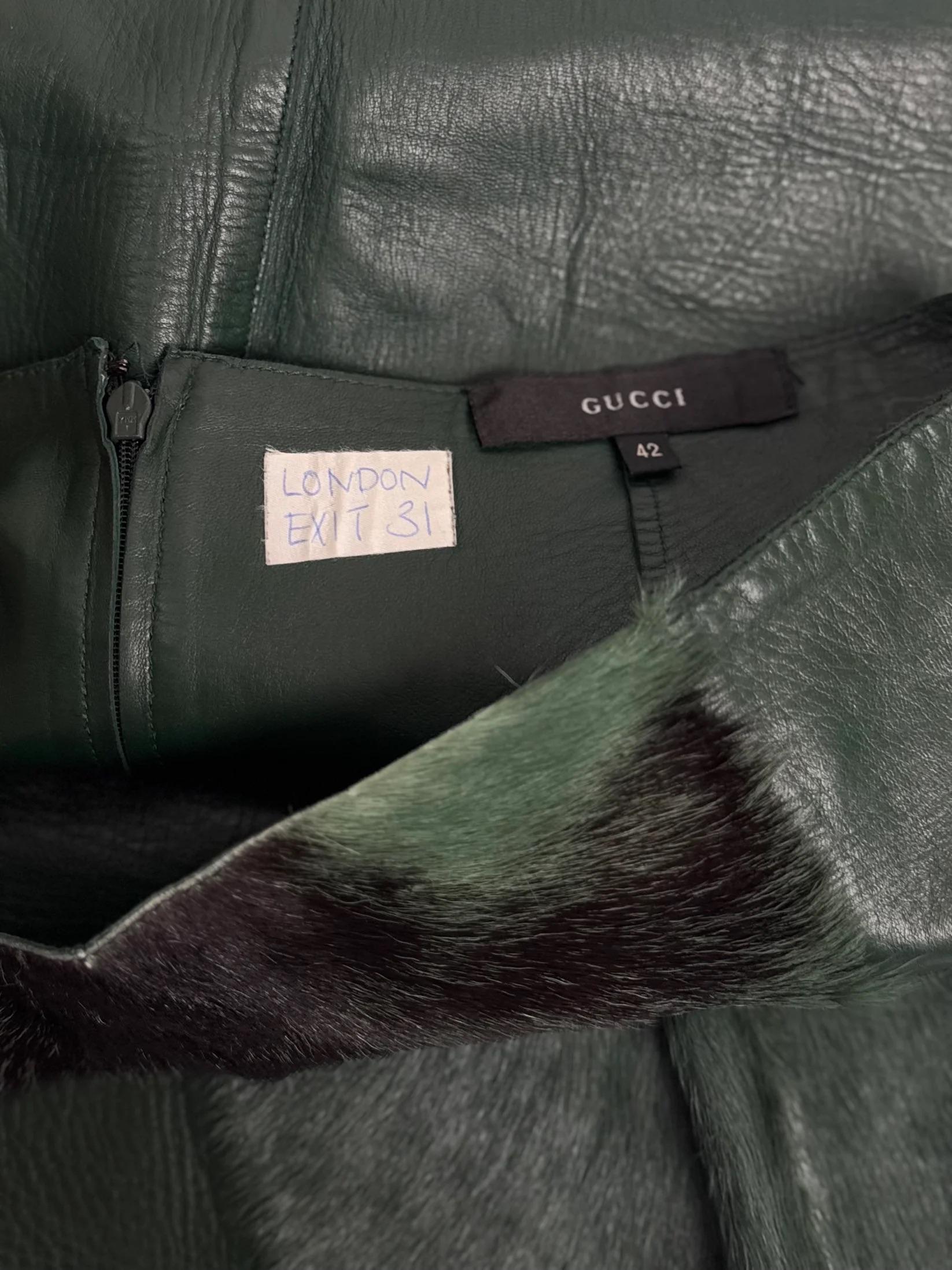 Rare jupe Gucci by Tom Ford en cuir vert et fourrure, FW 1999 en vente 3