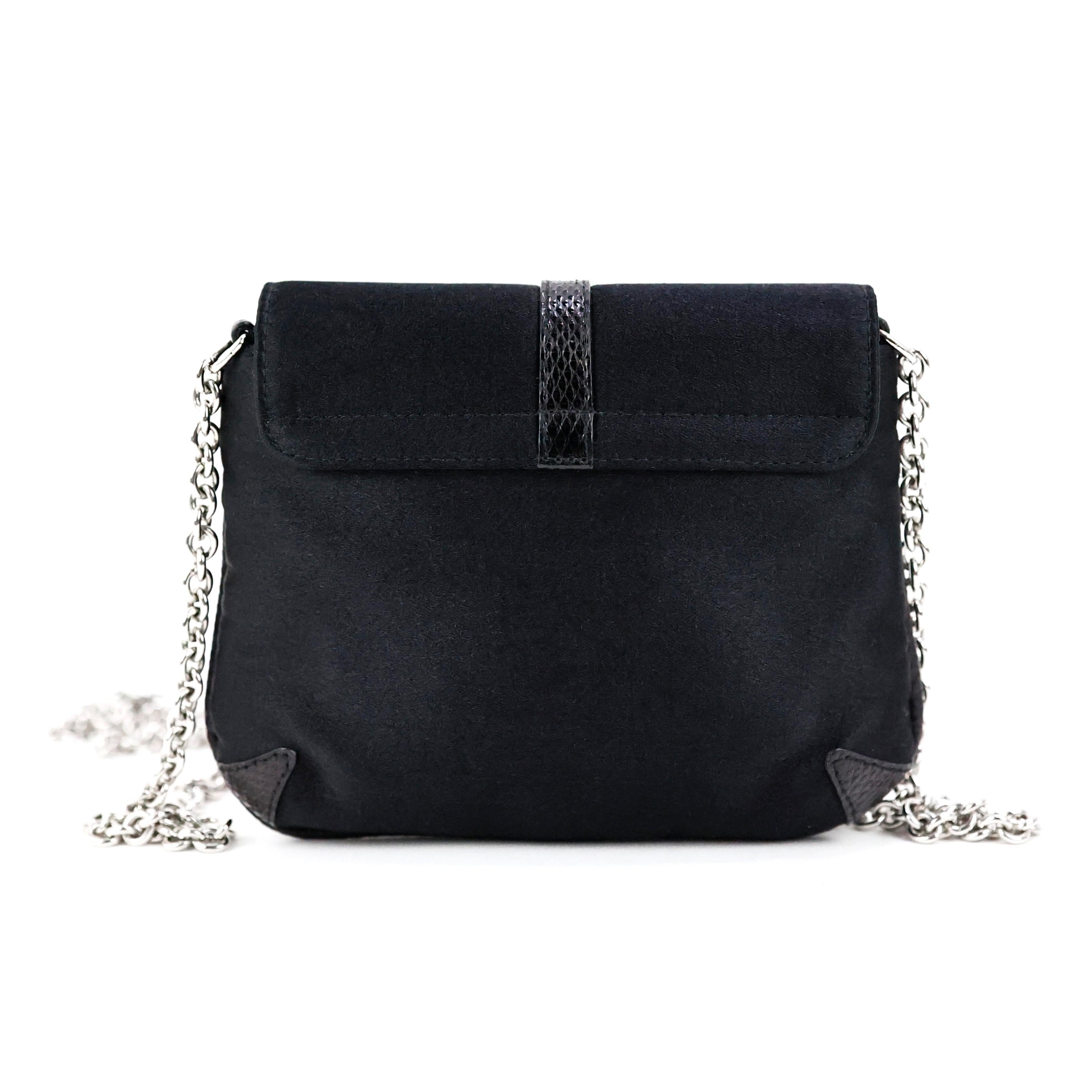 Rare Gucci by Tom Ford mini GG sac crossbody en soie embelli de cristaux imbriqués, couleur noir, quincaillerie argentée.


Condit :
Excellent.


Emballage/accessoires :
Sac à poussière.


Mesures :
15cm x 12cm