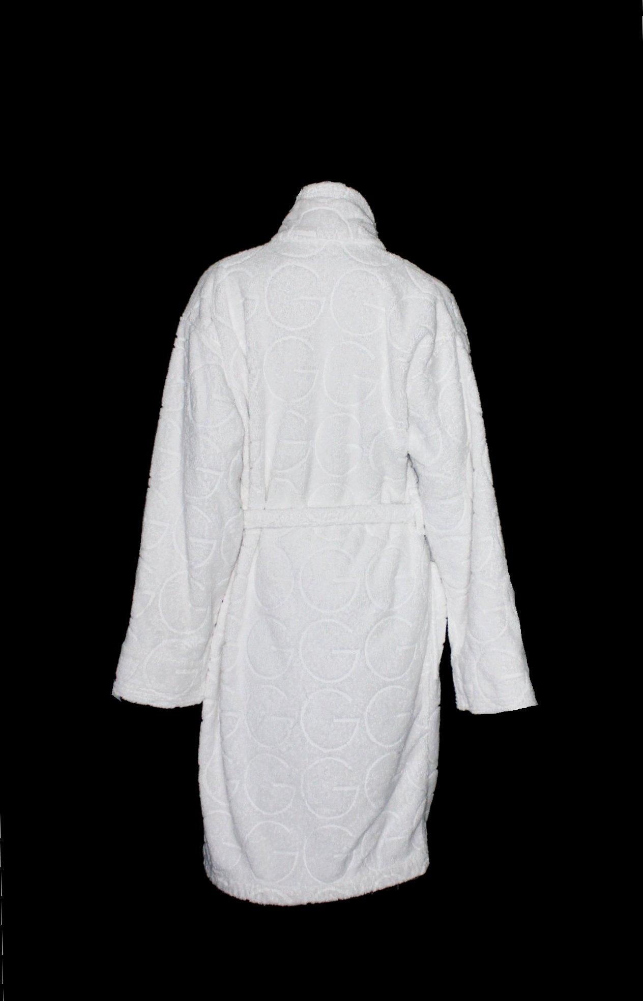 A great piece created by Tom Ford for Gucci
This gorgeous bathrobe is made out of finest fthick terrycloth fabric
It has the famous G logo all over
From one of Tom Fords strongest collections in 1990s
Amazing design
100% cotton
Size S
Made in Italy