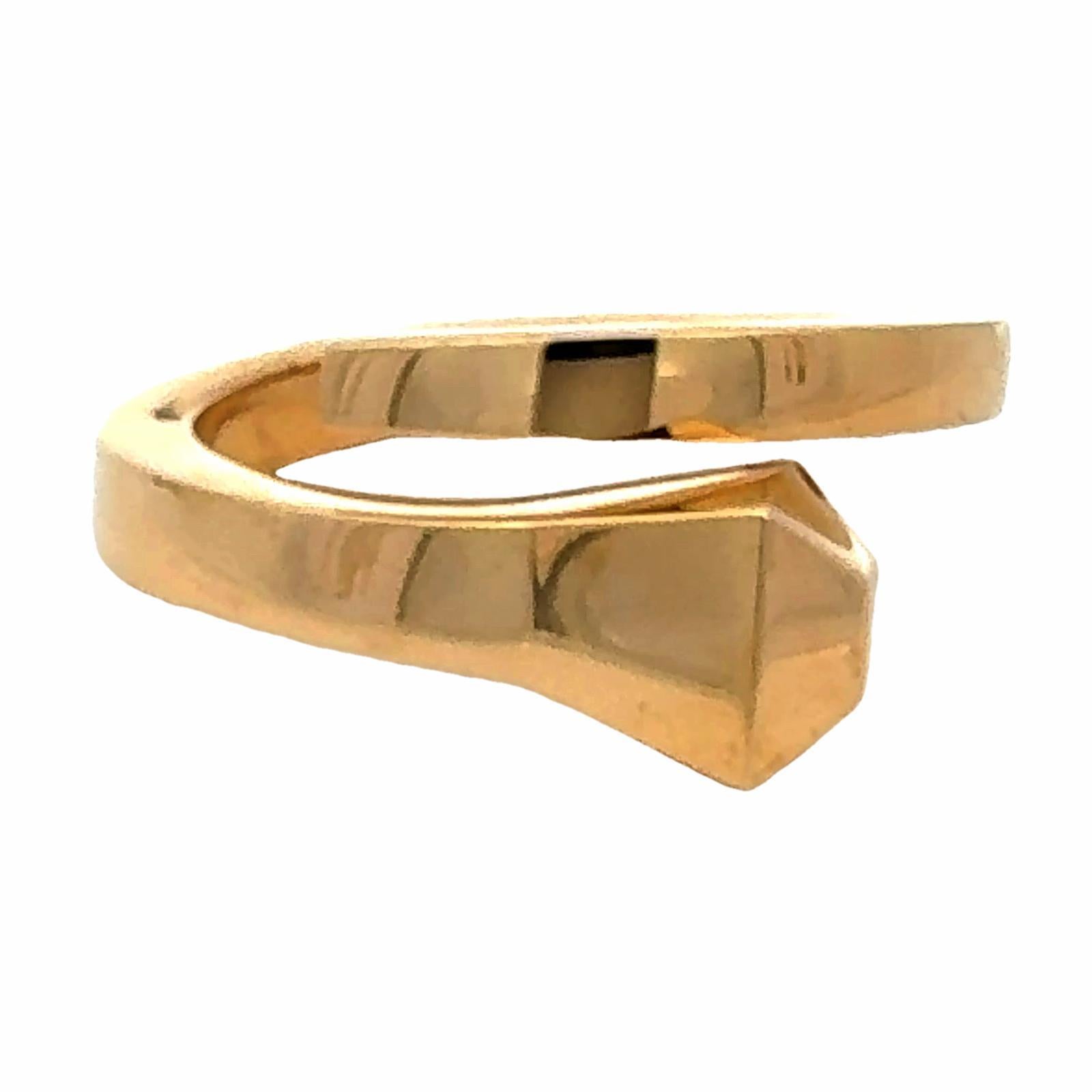 Rare Gucci Chiodo Hinged Bypass 18K Yellow Gold Cuff Bangle Bracelet Size 16 In Excellent Condition In Boca Raton, FL