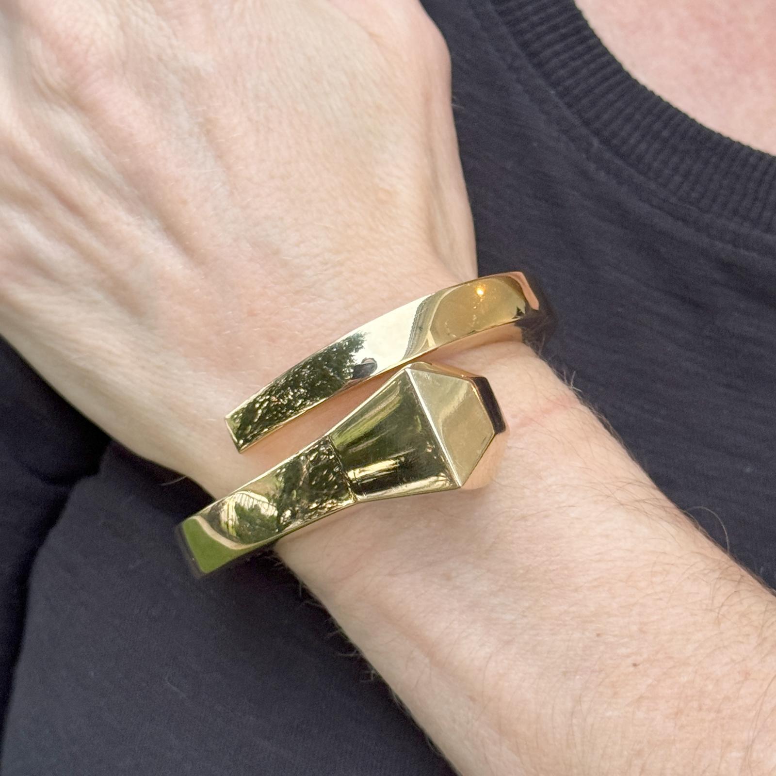 Women's Rare Gucci Chiodo Hinged Bypass 18K Yellow Gold Cuff Bangle Bracelet Size 16