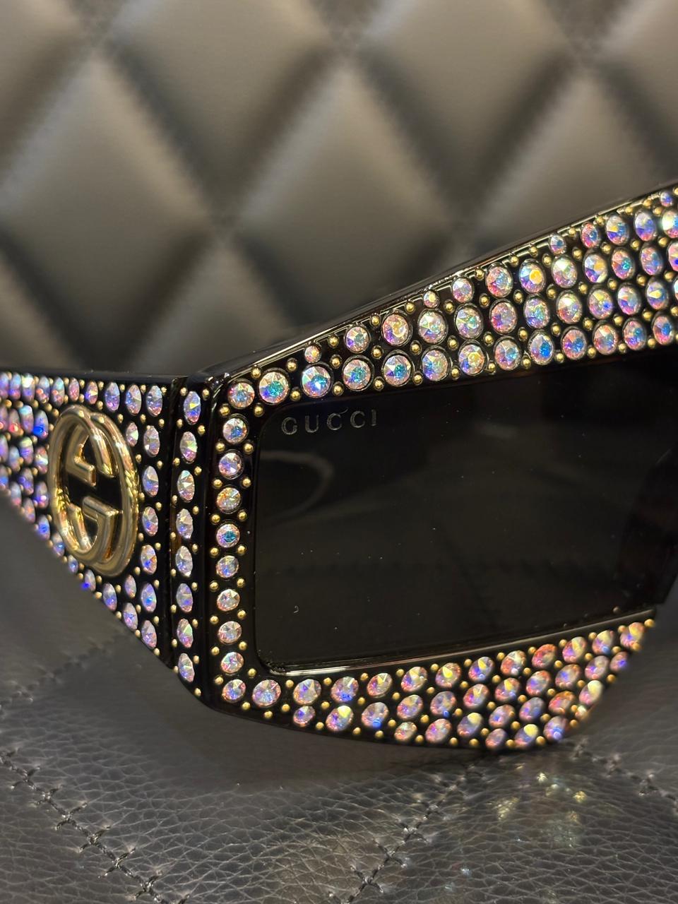Un occhiale da sole Gucci divertente e unico, con logo e abbellimenti in cristallo. Un vero e proprio pezzo forte. Condizioni eccellenti, i cristalli sono completamente intatti. Viene fornito solo con la sua custodia. Lievi graffi.