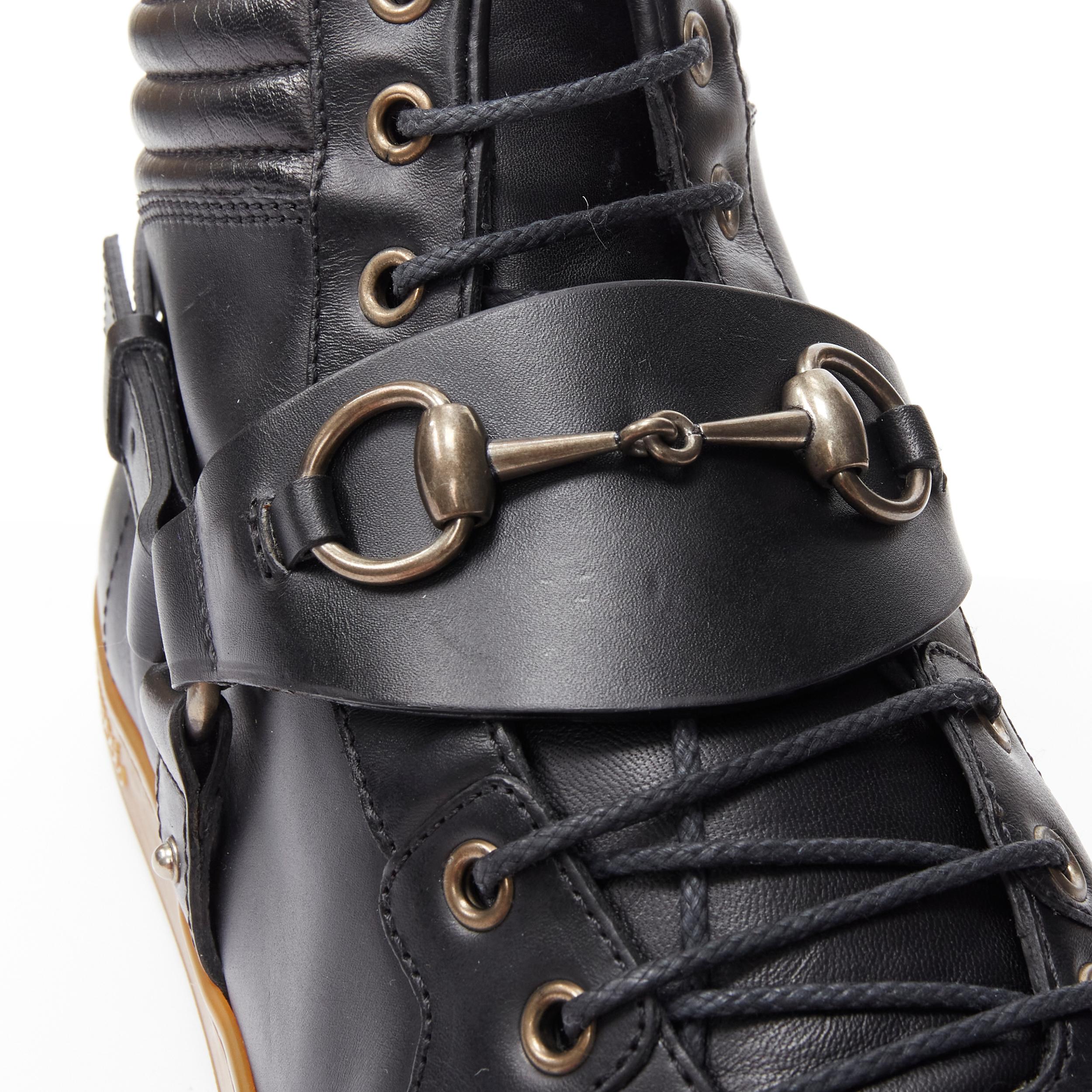seltene GUCCI Horsebit harness schwarzes Leder Gummisohle hohe Top-Sneaker UK8 EU42 Referenz: TGAS/B01961 Marke: Gucci MATERIAL: Leder Farbe: Schwarz Muster: Solide Verschluss: Schnürung Extra Detail: Hufeisen-Harnisch-Details. Gewachste