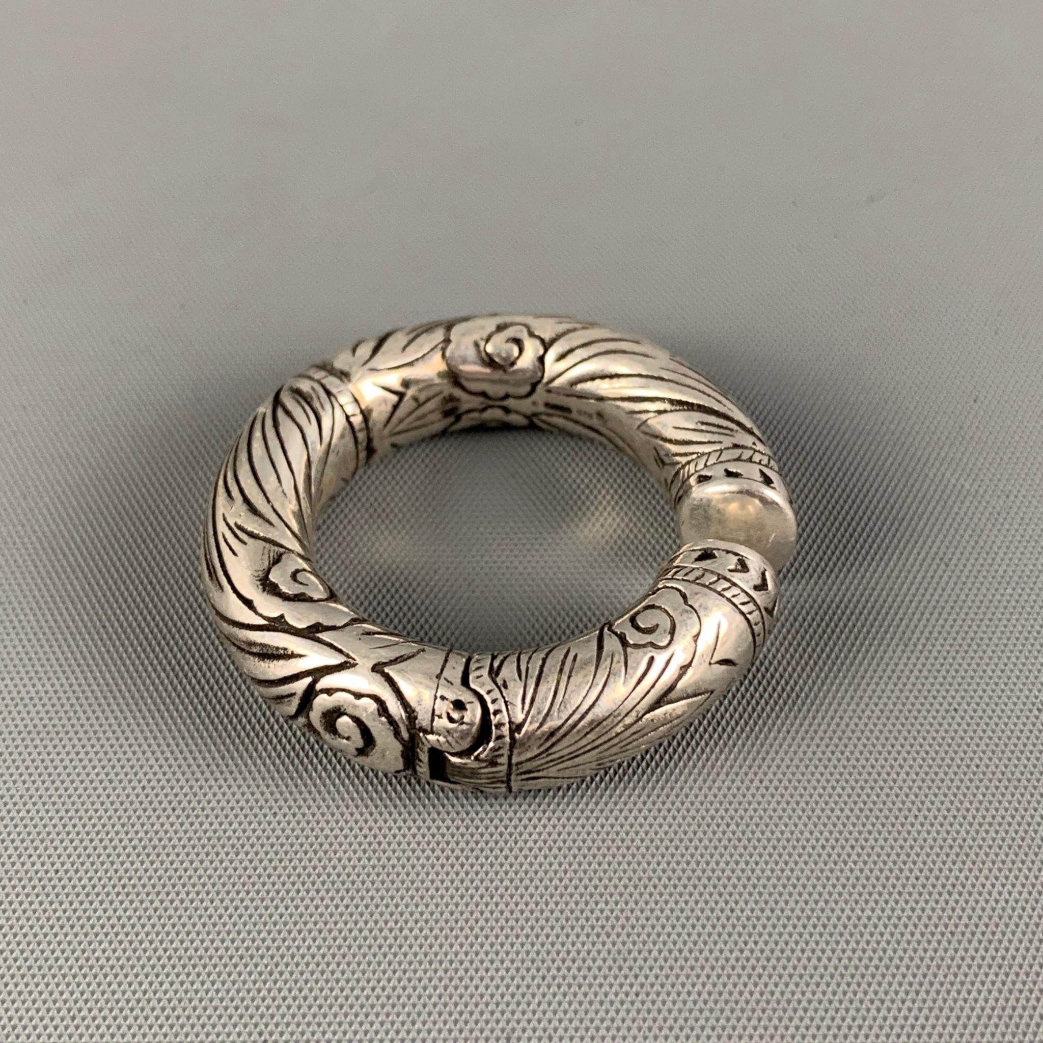Rare GUCCI 'Anger Forest' single ear cuff earring comes in a silver tone metal featuring engraved designs. Includes mini dust bag. Made in Italy.

Very Good Pre-Owned Condition.

Measurements:

4 cm. x 4 cm. 