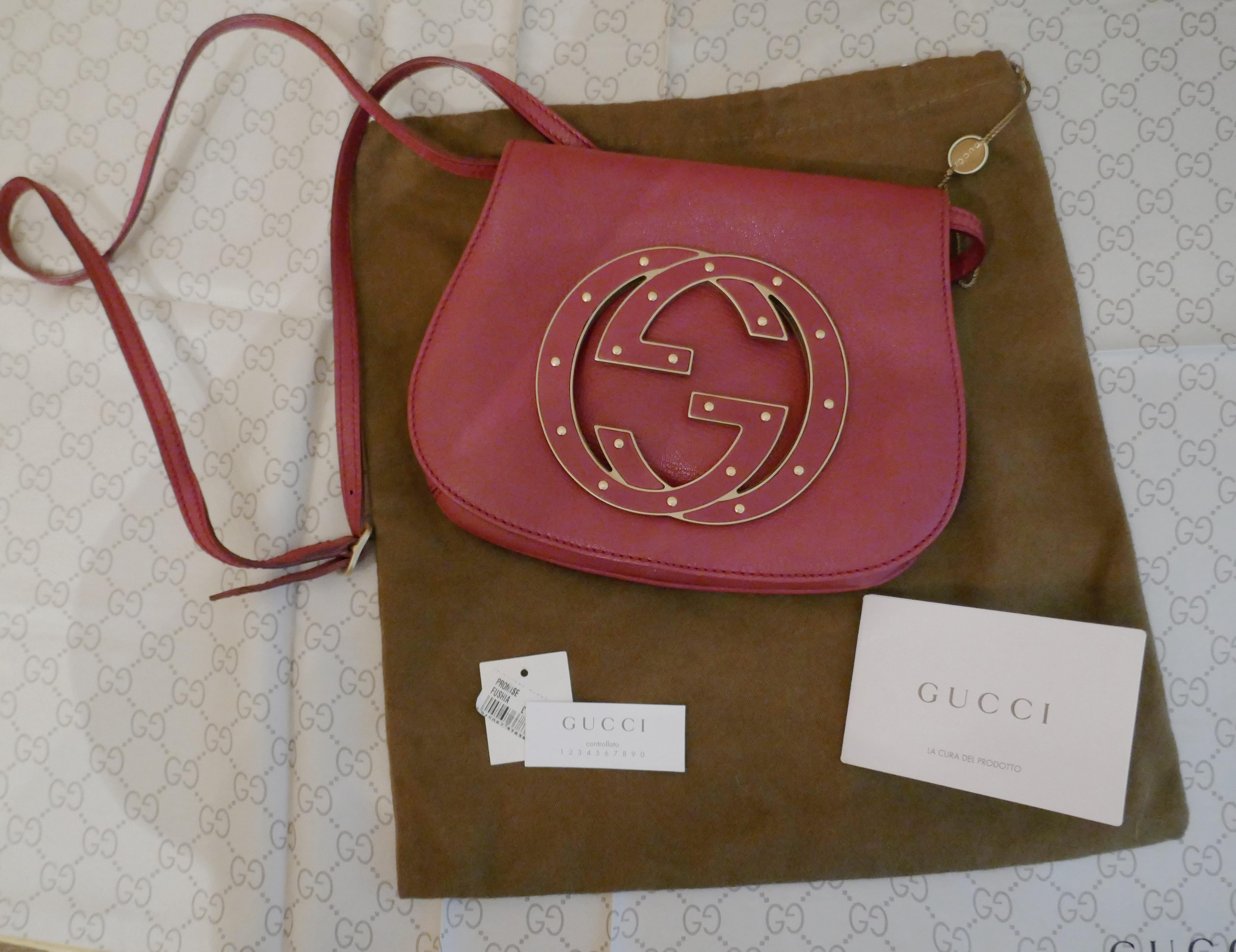 Rare Gucci Soho Pink Leather Messenger Shoulder Bag Purse  

Authentic Rare Gucci Soho Pink Leather Messenger Shoulder Bag Purse  

The bag has front flap with press stud closer and large Gucci leather and brass studded Logo
There is an inner pocket