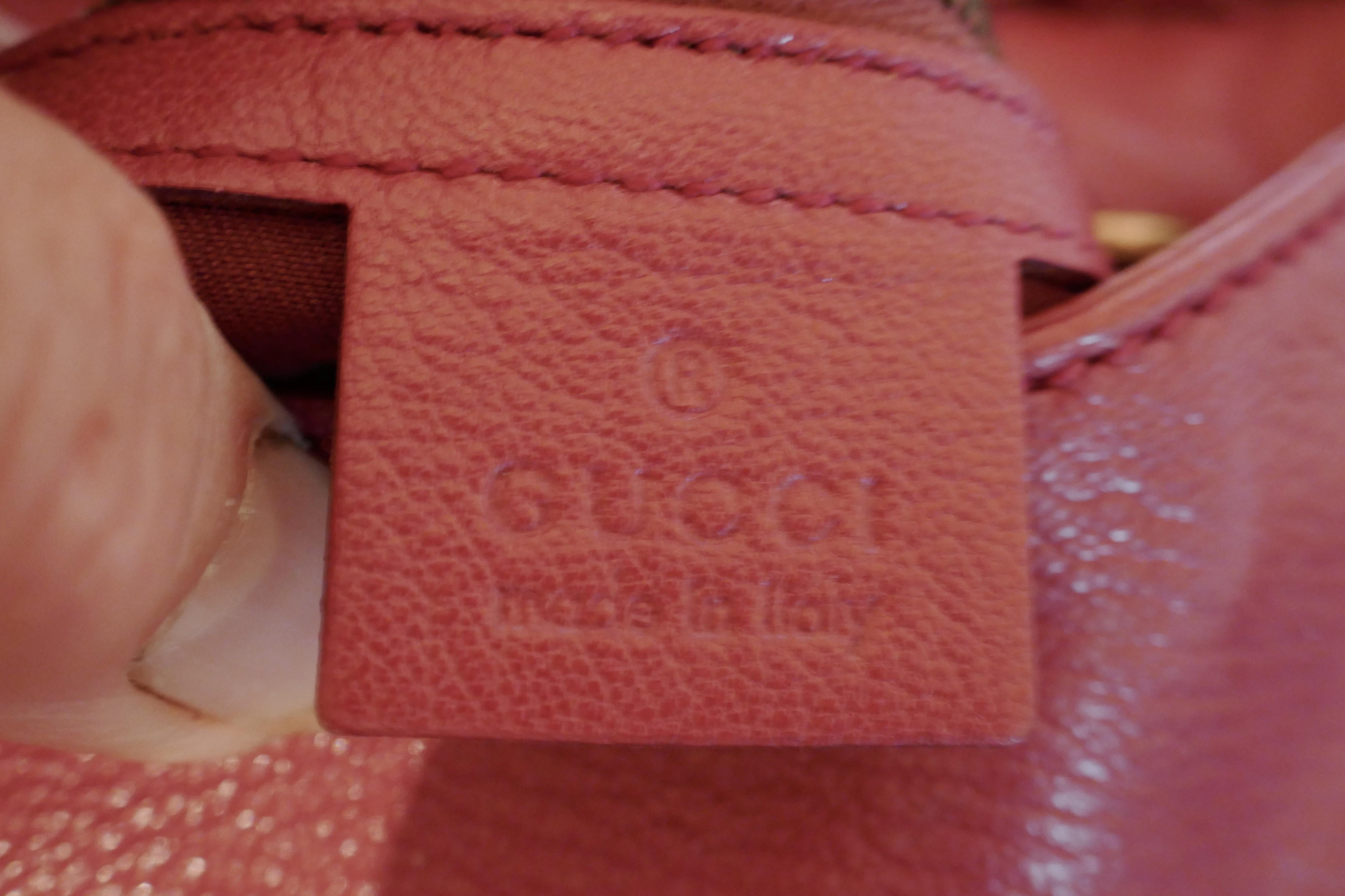 Gucci - Sac à bandoulière porté épaule en cuir rose « Soho », rare et rare   Pour femmes en vente