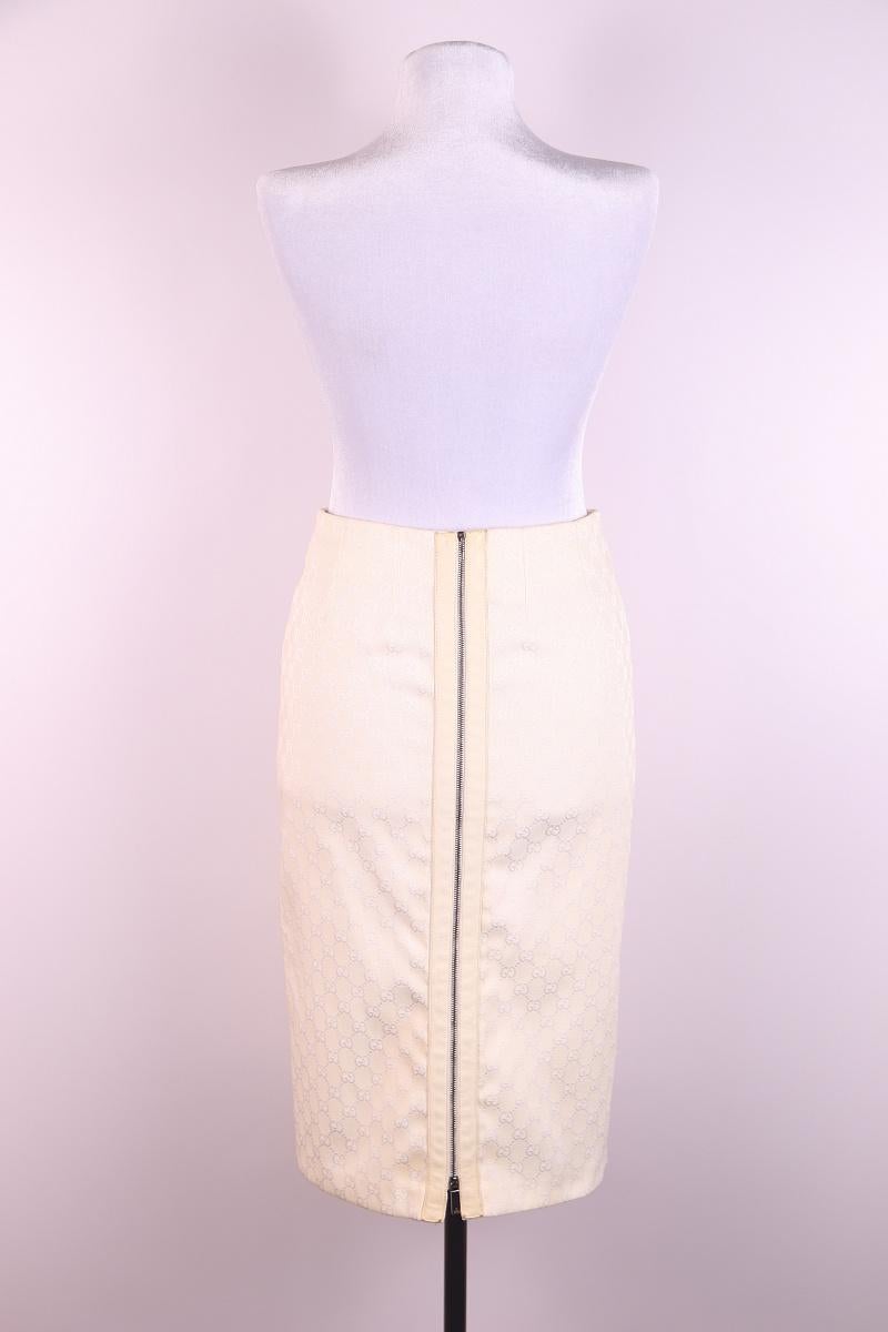 ¡Raro! Falda con monograma Gucci Tom Ford 2000

La falda Gucci con monograma 2000 de Tom Ford es el epítome del lujo, la elegancia y el diseño atrevido. 

La falda está hecha de material de alta calidad decorado con el reconocible monograma GG, un