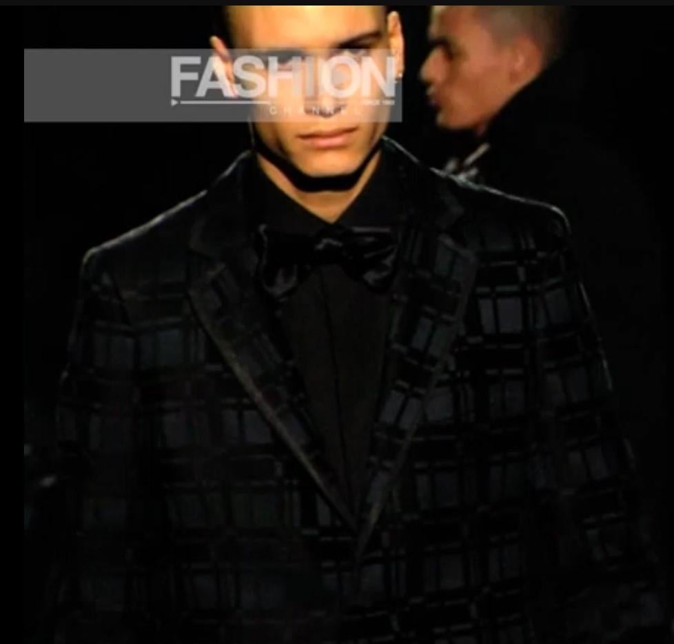 Gucci Tom Ford FW 2000 suit
For mens
size 48

excellent condition

tight suit

Jacket Measurements:

Shoulders: 45 cm ≈ 17.72 inches

Sleeve: 65 cm ≈ 25.59 inches

Armpits: 53 cm ≈ 20.87 inches

Jacket Length: 75 cm ≈ 29.53 inches

Pant