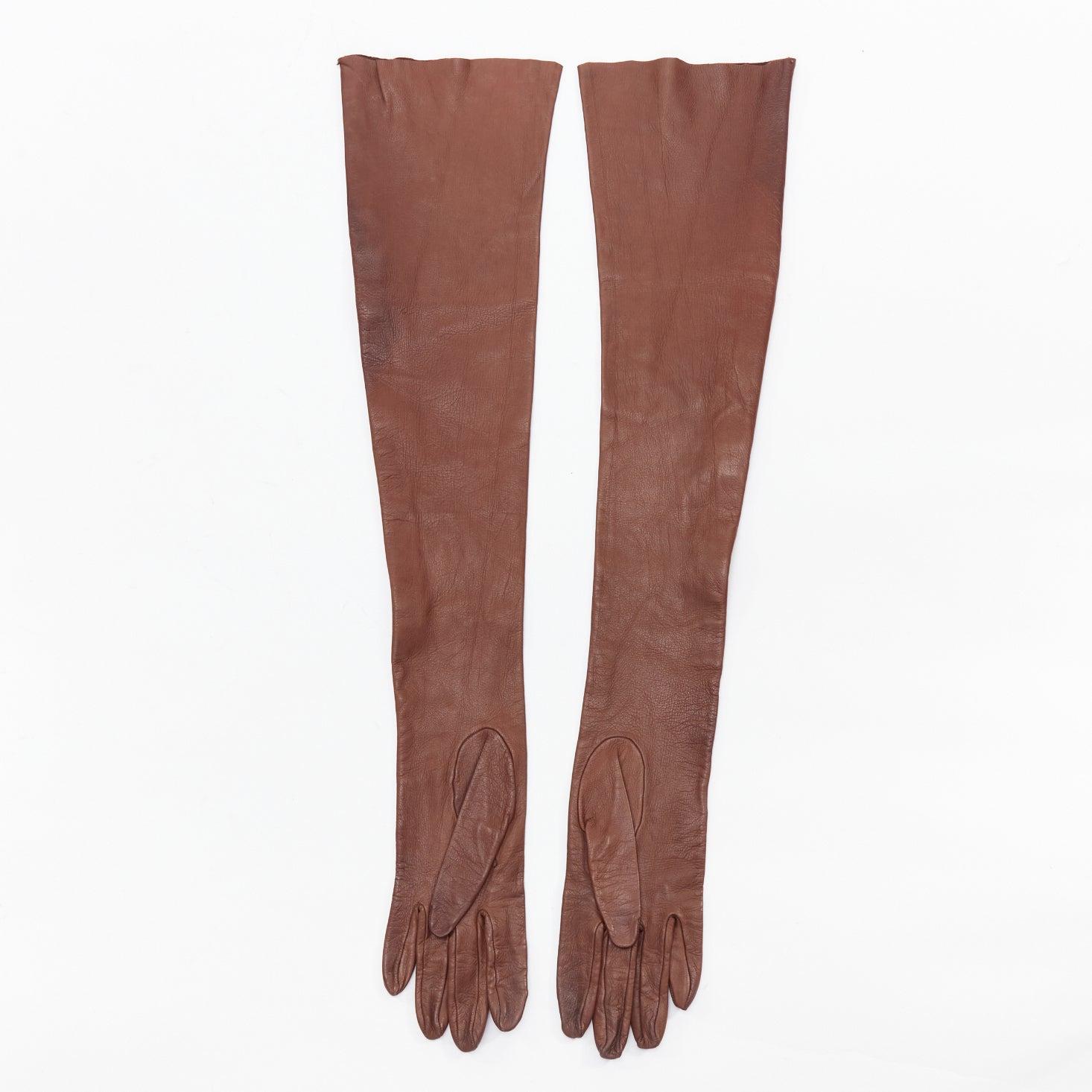 rare GUCCI Tom Ford Runway Vintage tan brown gold studs leather opera gloves Sz7.5
Reference: NKLL/A00500
Brand: Gucci
Designer: Tom Ford
Collection: Runway
Material: Leather
Color: Brown, Gold
Pattern: Solid
Closure: Slip On
Lining: Brown