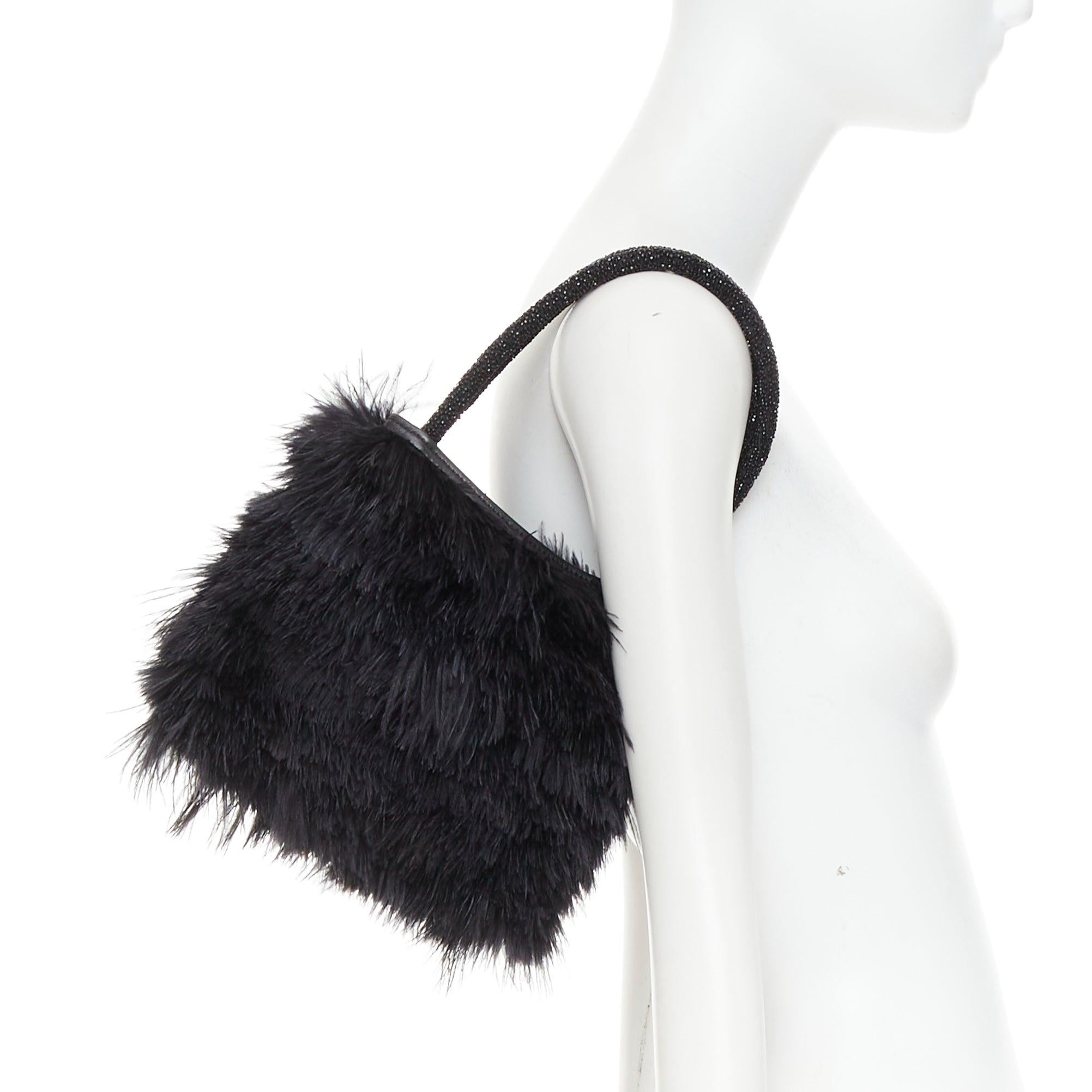seltene GUCCI Tom Ford Vintage schwarz Straußenfeder Perlen Ledergriff Tasche
Referenz: TGAS/F00117
Marke: Gucci
Designer: Tom Ford
Modell: 0057810710
MATERIAL: Feder, Leder
Farbe: Schwarz
Muster: Solide
Verschluss: Magnet
Innenfutter: Schwarzes