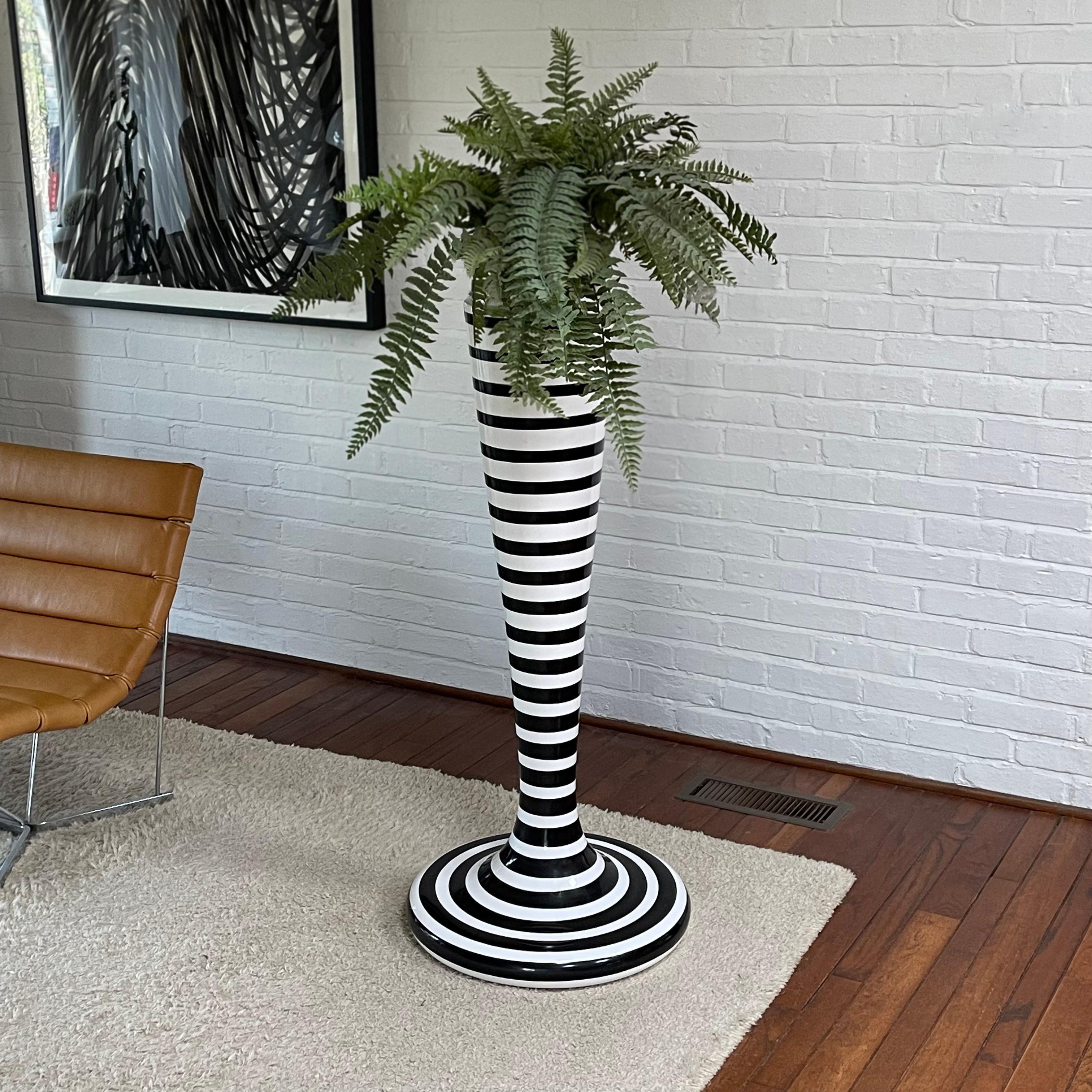 Rare vase/sculpture « Lingam » de Guido Venturini par Alessi en vente 5