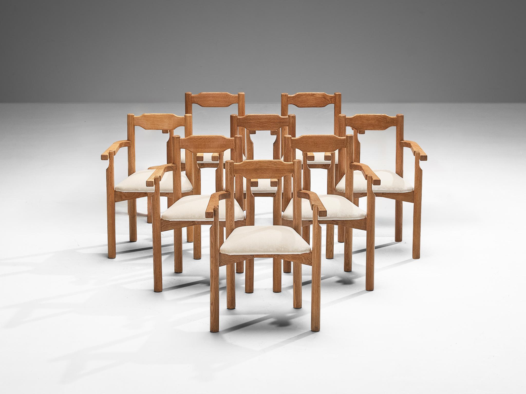 Seltener Guillerme & Chambron-Set aus acht Esszimmerstühlen aus Eiche und Mohair  (Mohairwolle) im Angebot