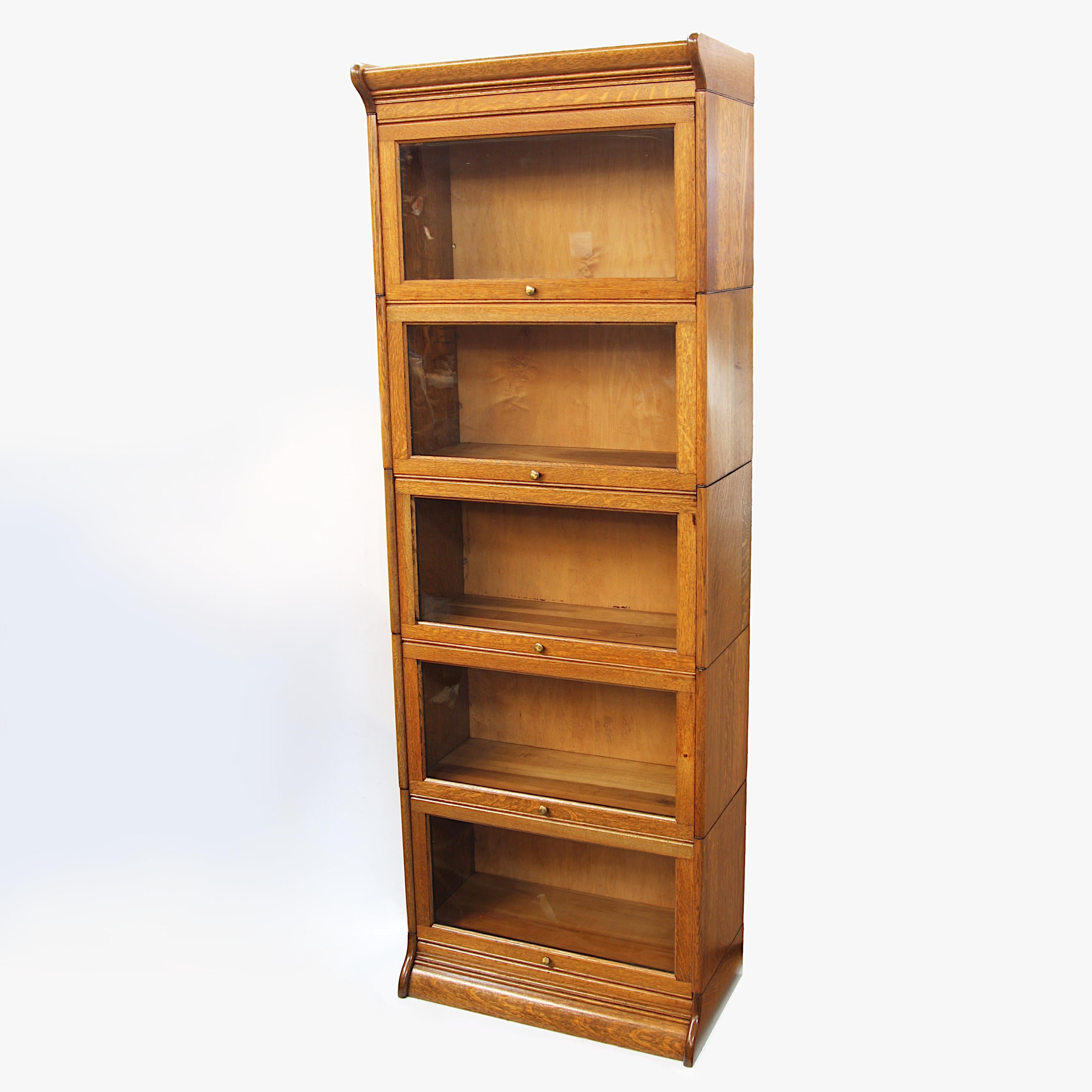 Fantastic vintage quarter-sawn oak barrister bookcase made by Gunn. Bookcase stands over 6 feet tall and features an unusual 26