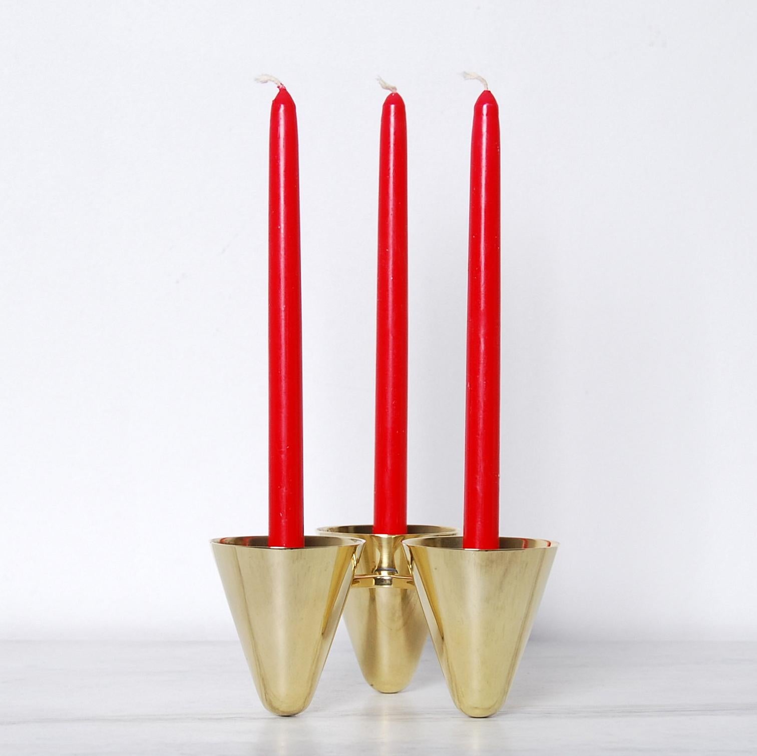 Ein seltener Gunnar Ander Kerzenhalter aus Messing für drei Kerzen. Hergestellt von Ystad Metall.
  