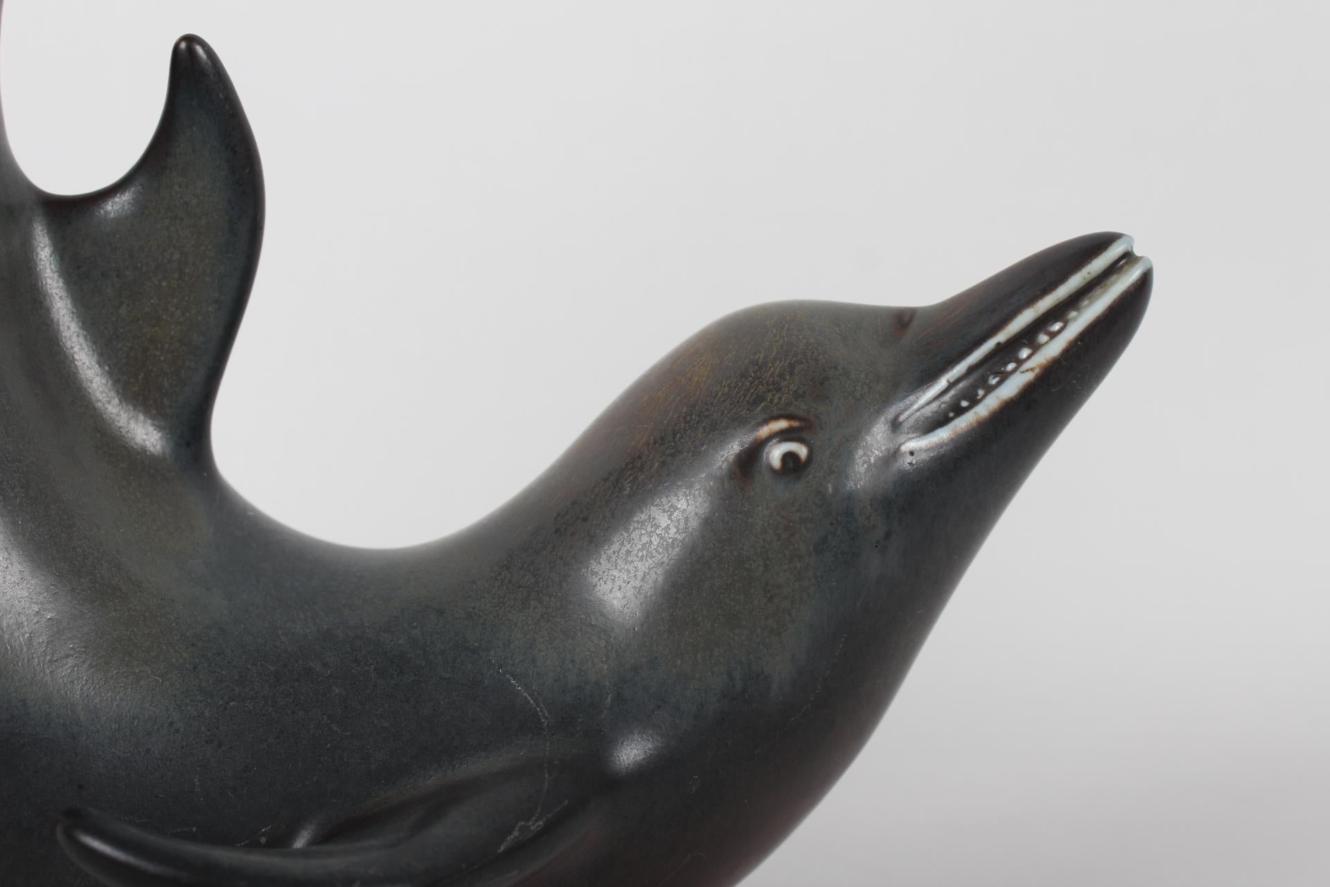 Rare ceramic figurine/sculpture of a dolphin with dark glaze, designed by Danish ceramist Gunnar Nylund and made by Rörstand, Sweden

The figurine is signed with the monogram GN for Gunnar Nylund and Rörstrand, Sweden

Measures: Height 24