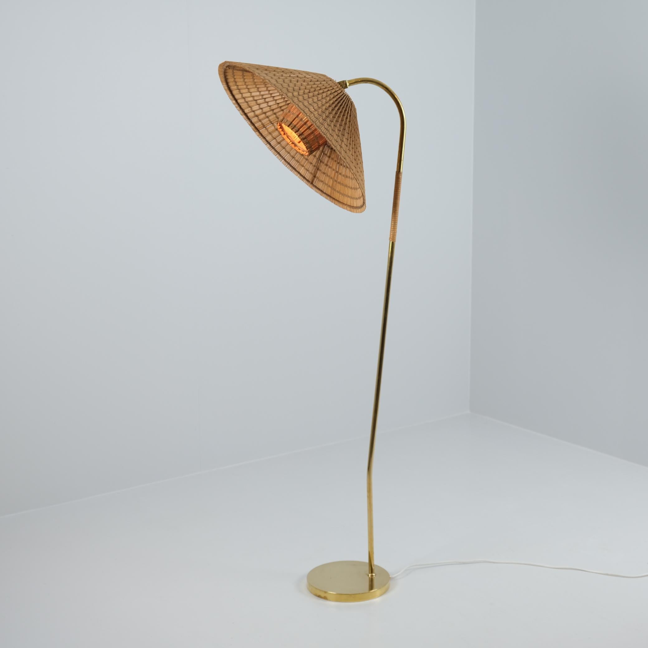 Seltene Gunnel Nyman Stehlampe aus Messing und Rattan Modell Nr. 62043 von Idman, 1940er Jahre im Angebot 4