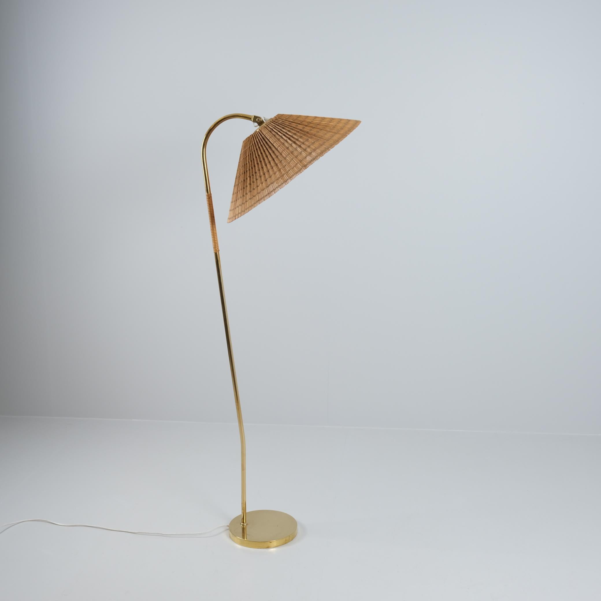 Eine seltene und schöne Stehlampe aus Messing (Rattan am Stiel) und Rattan-Schirm, entworfen von Gunnel Nyman und hergestellt von Idman. Dieses Modell wurde aufgrund der spärlichen Dokumentation oft mit einem Tynell verwechselt, aber als das Design
