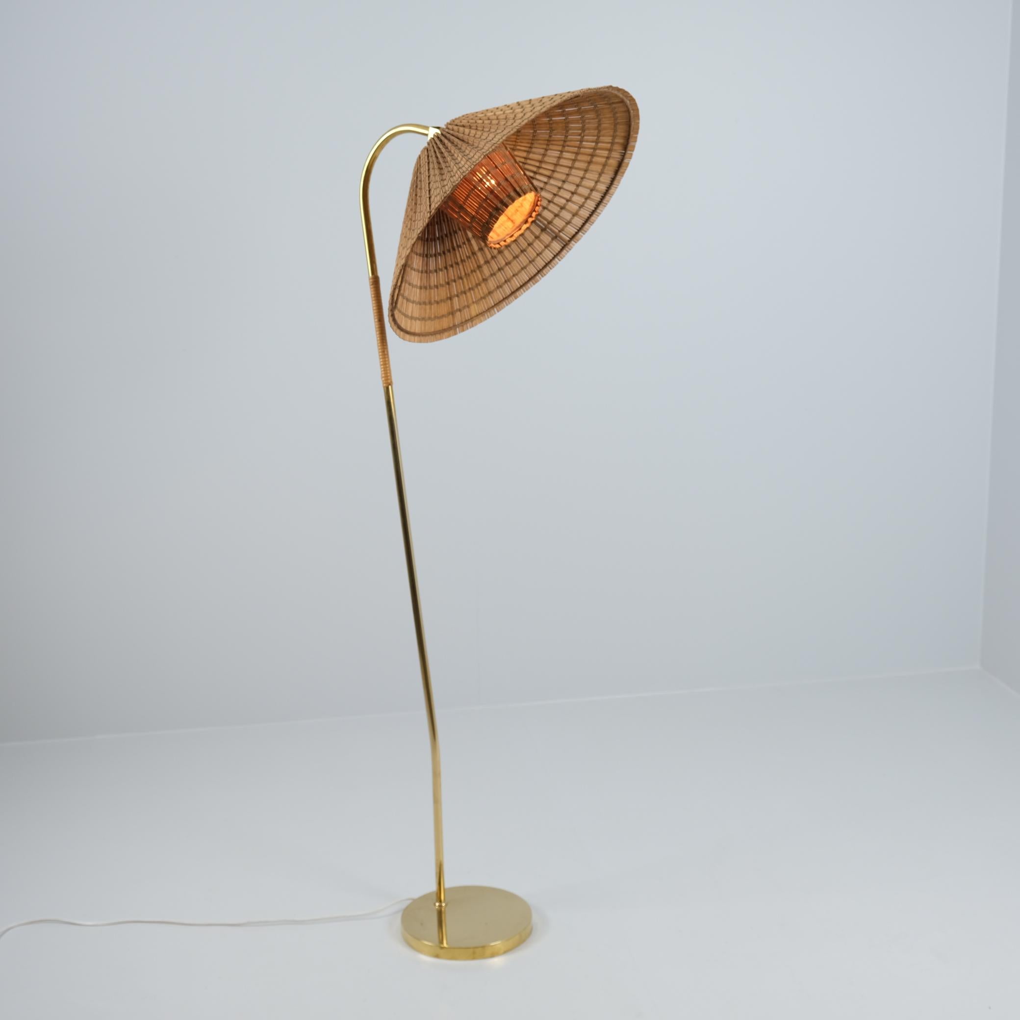 Seltene Gunnel Nyman Stehlampe aus Messing und Rattan Modell Nr. 62043 von Idman, 1940er Jahre (Skandinavische Moderne) im Angebot