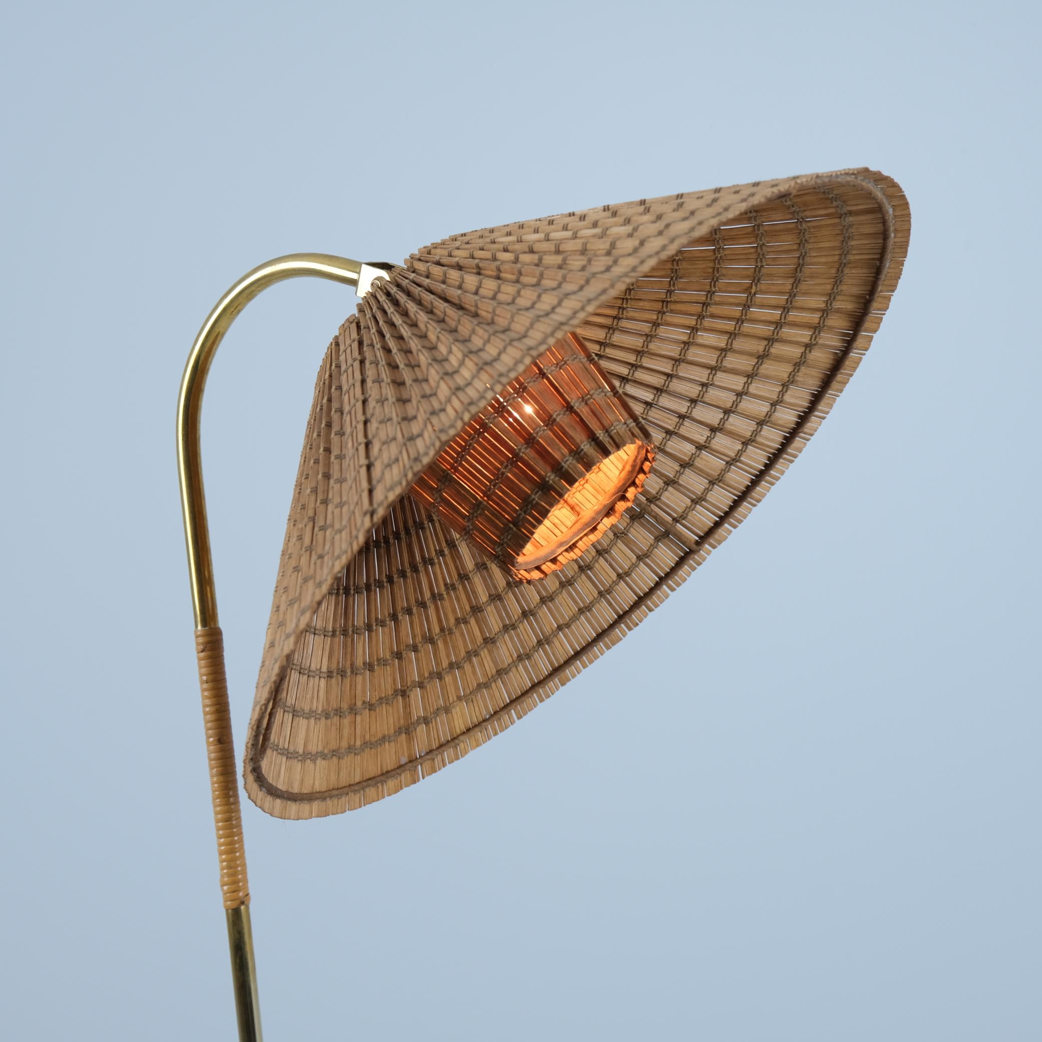 Seltene Gunnel Nyman Stehlampe aus Messing und Rattan Modell Nr. 62043 von Idman, 1940er Jahre (Finnisch) im Angebot