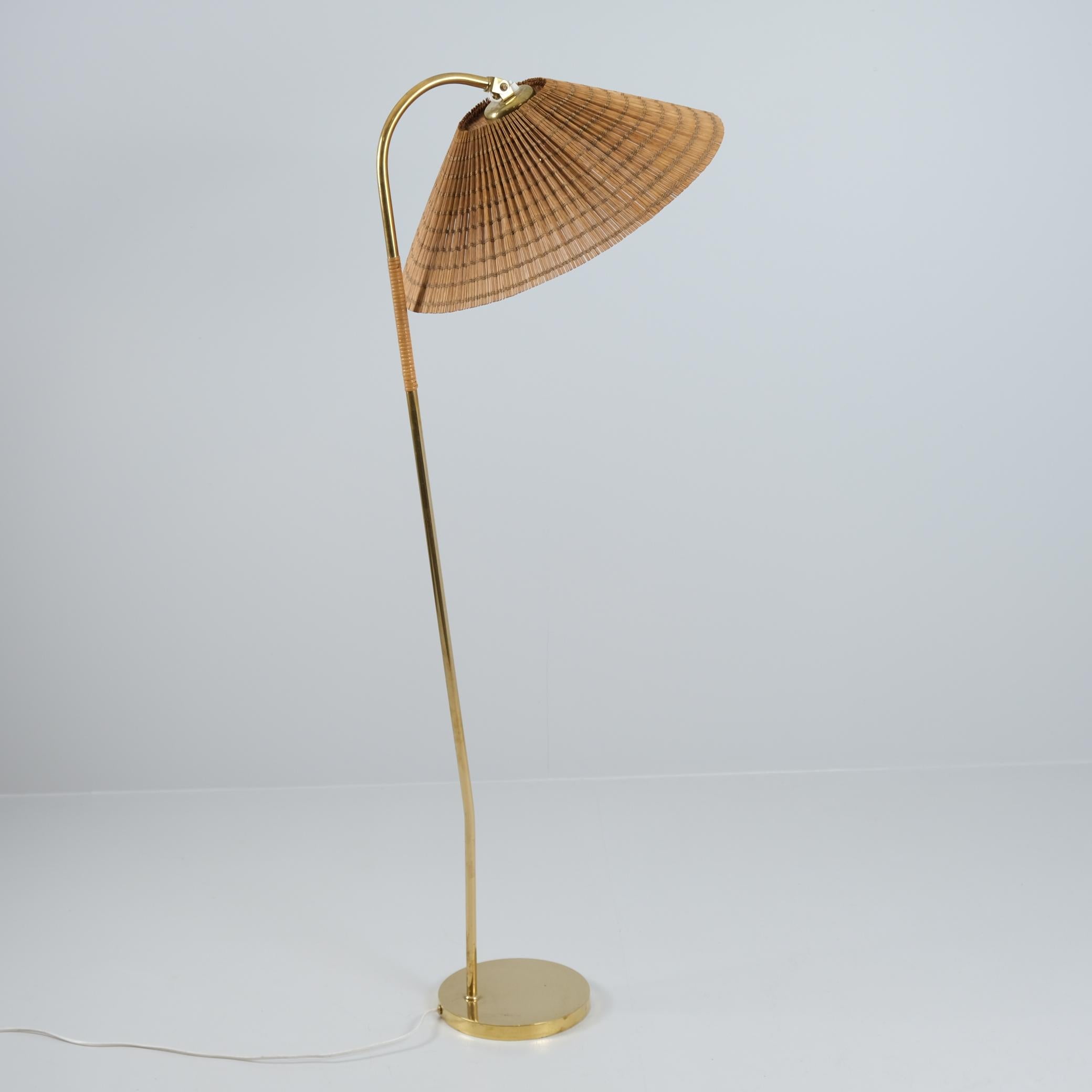 Seltene Gunnel Nyman Stehlampe aus Messing und Rattan Modell Nr. 62043 von Idman, 1940er Jahre im Zustand „Gut“ im Angebot in Helsinki, FI