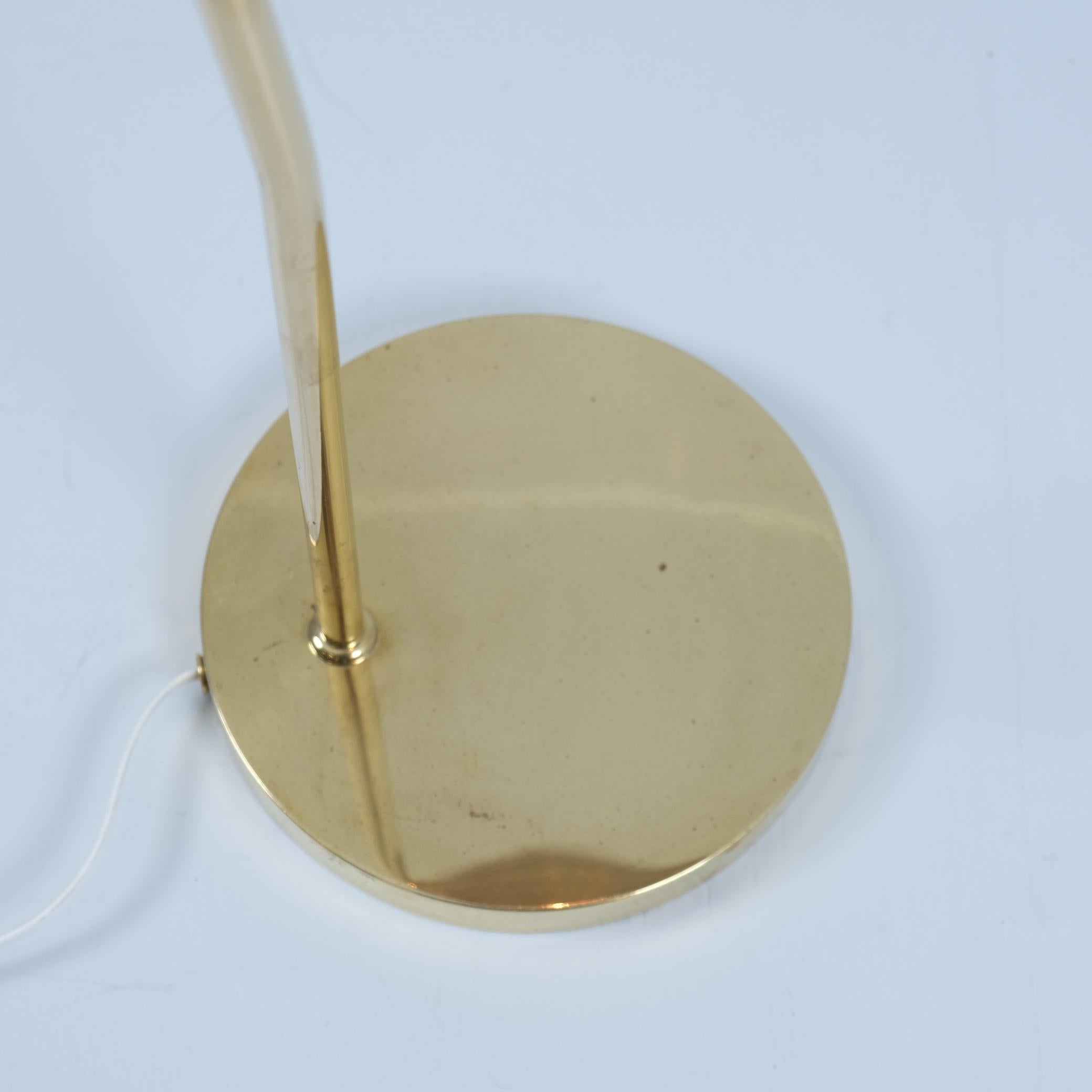 Seltene Gunnel Nyman Stehlampe aus Messing und Rattan Modell Nr. 62043 von Idman, 1940er Jahre (Mitte des 20. Jahrhunderts) im Angebot