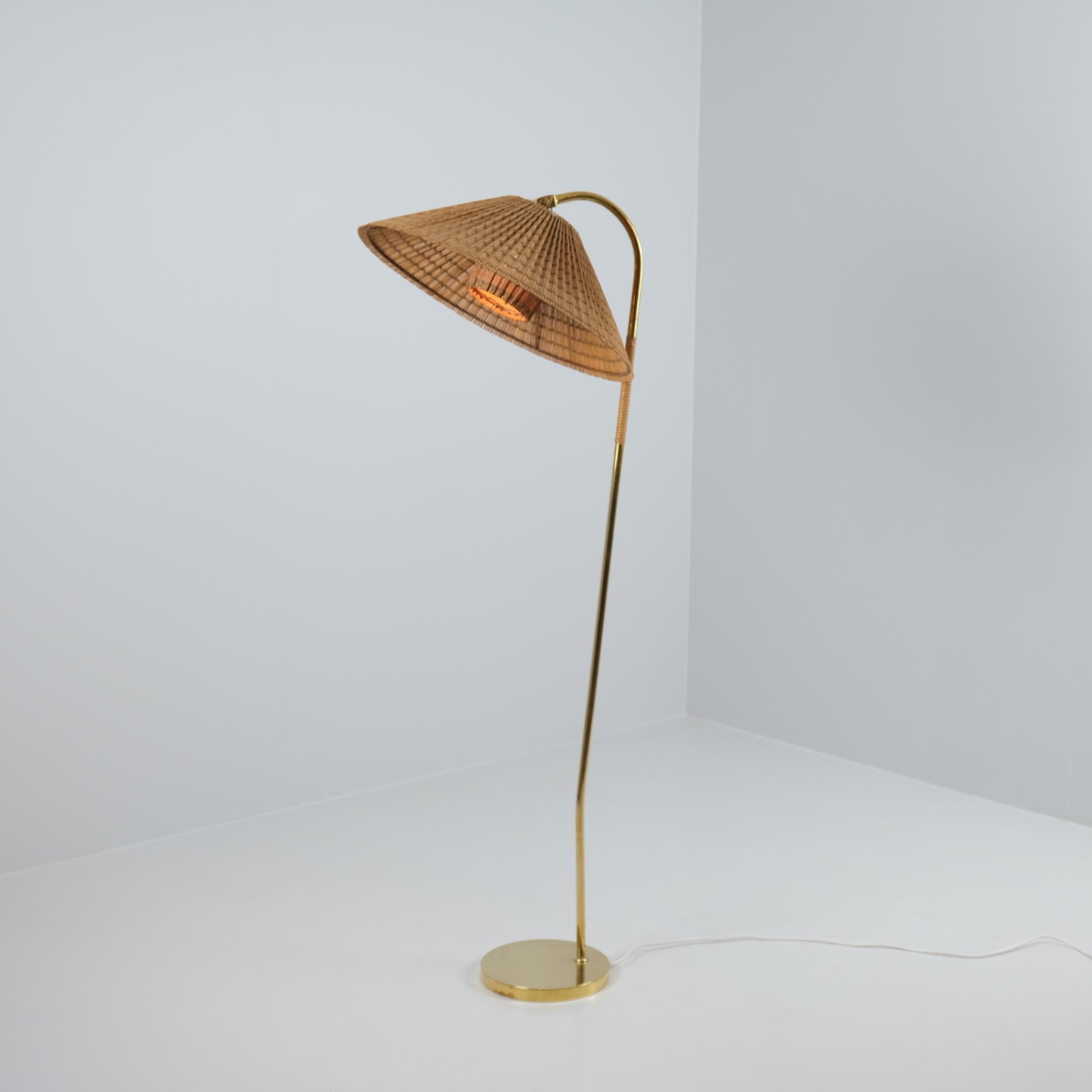 Seltene Gunnel Nyman Stehlampe aus Messing und Rattan Modell Nr. 62043 von Idman, 1940er Jahre im Angebot 3