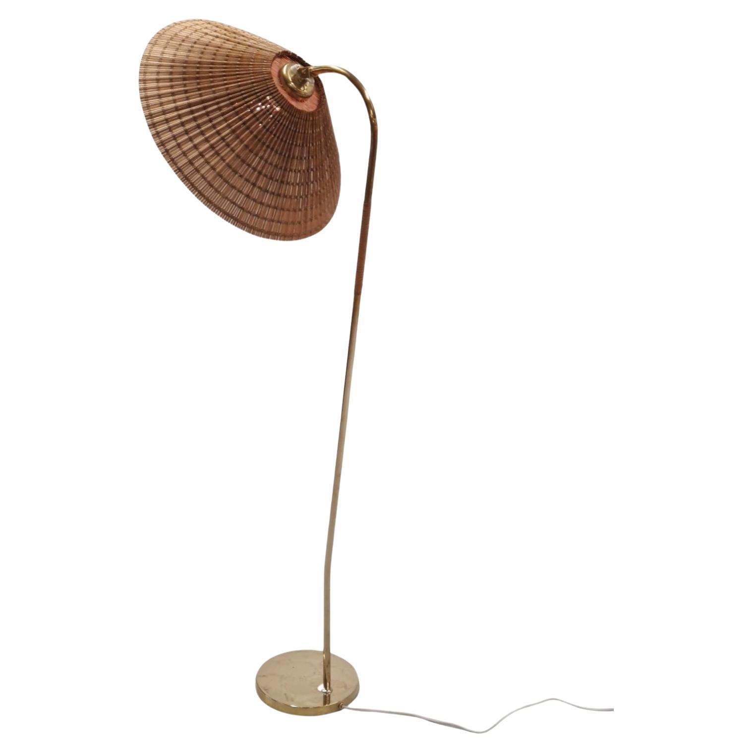 Eine seltene und schöne Stehlampe aus Messing (Rattan am Stiel) und Rattan-Schirm, entworfen von Gunnel Nyman und hergestellt von Idman. Dieses Modell wurde aufgrund der spärlichen Dokumentation oft mit einem Tynell verwechselt, aber als das Design