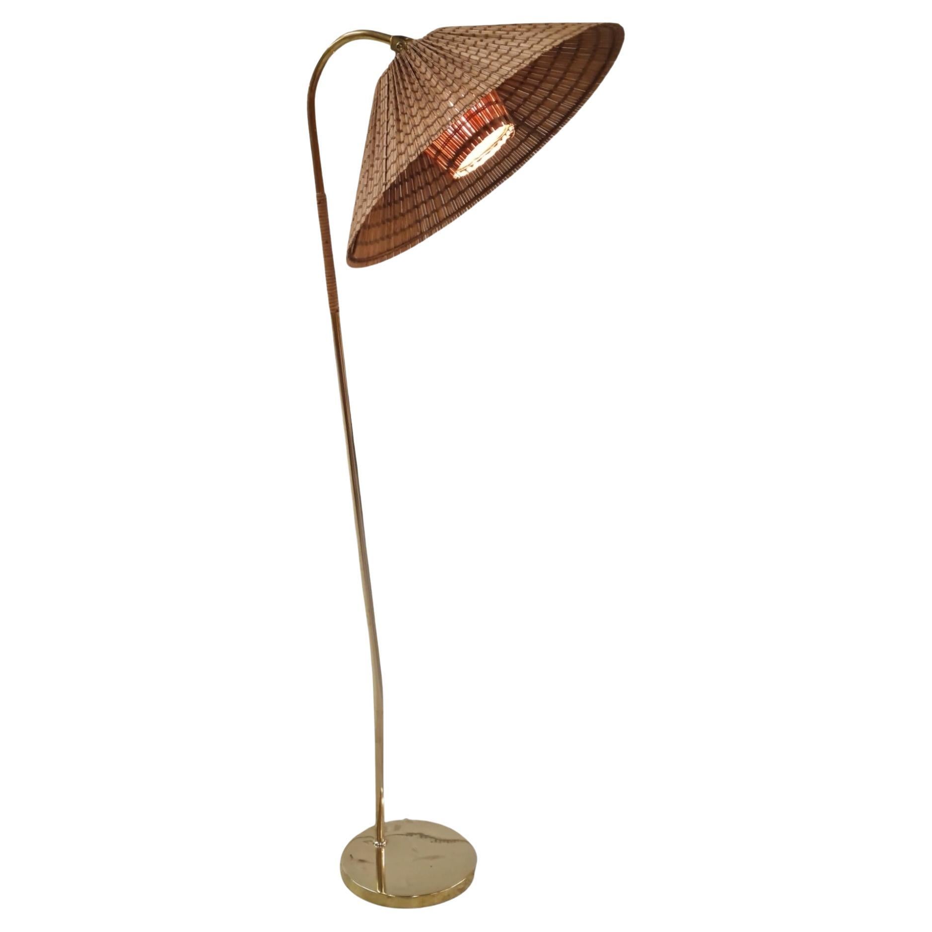 Rara lampada da terra in ottone e rattan Gunnel Nyman Model No. 62043 di Idman, anni '40