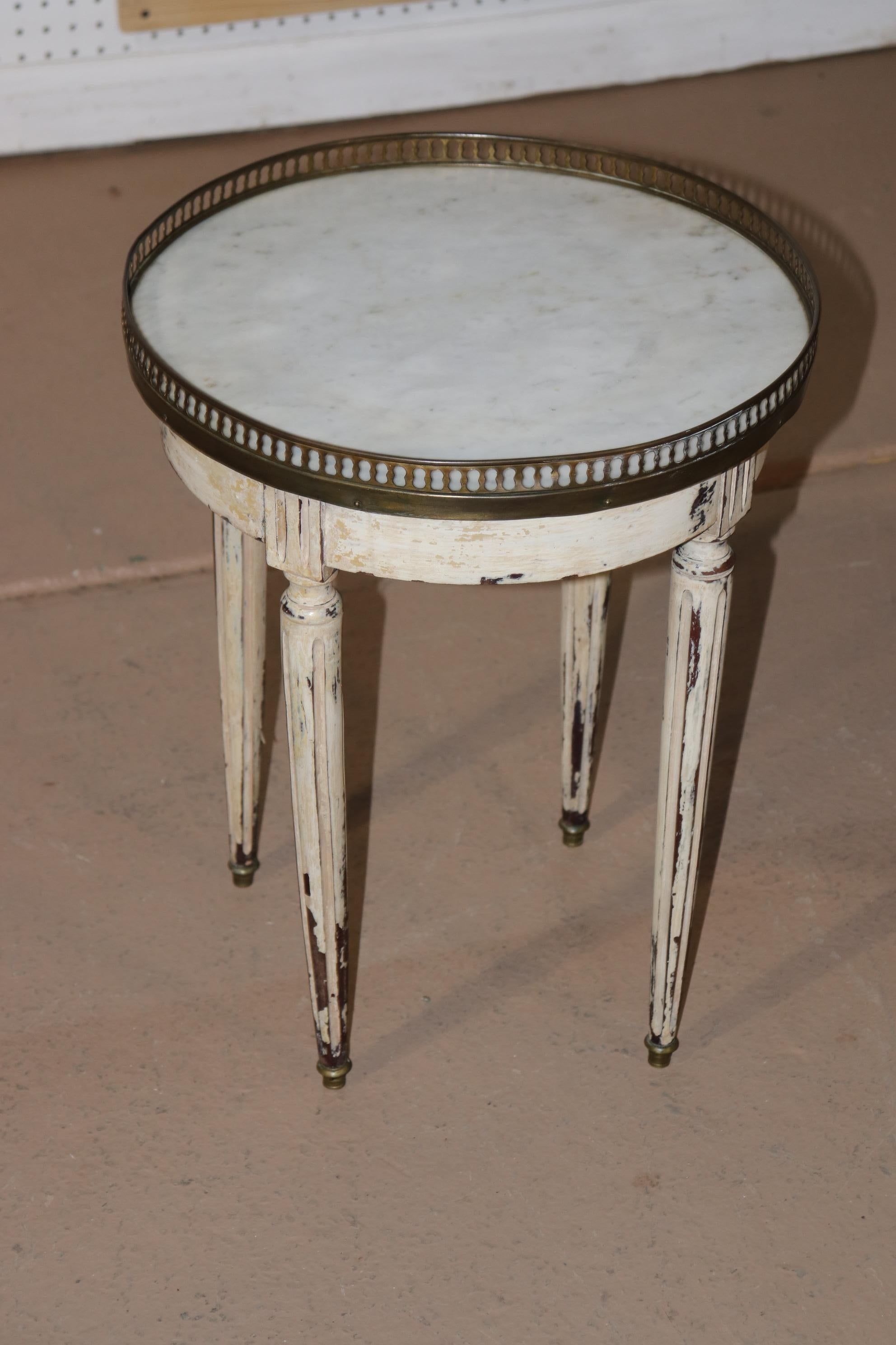 Rare Gustavian Louis XVI Style 1920s Era Marble Top Painted Taboret End Table In Good Condition In Swedesboro, NJ