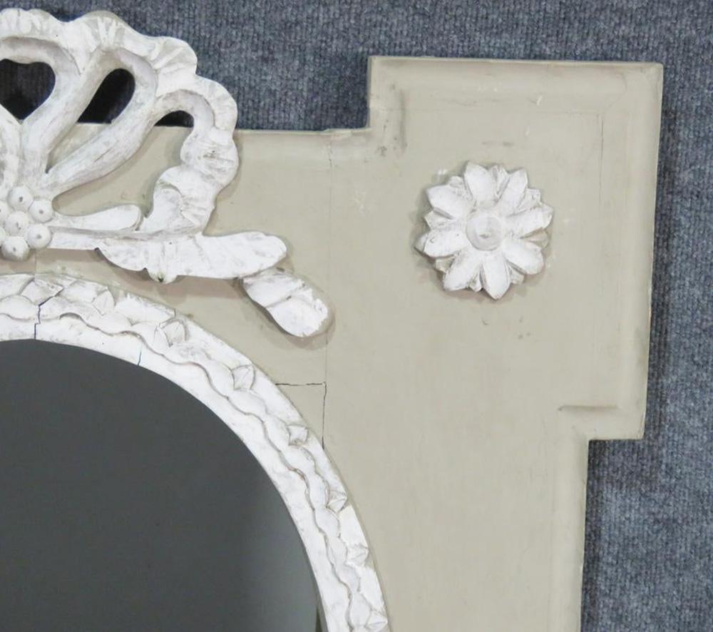 Rare Gustavian Swedish Paint Decorated Bowtie Carved Wall Mirror, circa 1920s In Good Condition In Swedesboro, NJ