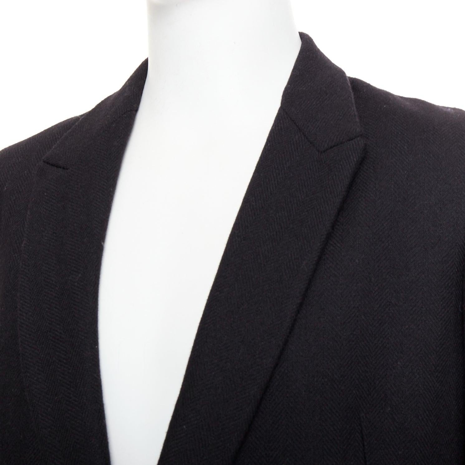 raro Haider Ackermann Runway nero in lana monopetto con revers a tacca cappotto lungo M.
Riferimento: CNLE/A00480
Marchio: Haider Ackermann
Materiale: Lana
Colore: nero
Modello: Tinta unita
Chiusura: bottone
Fodera: Tessuto nero
Dettagli extra: