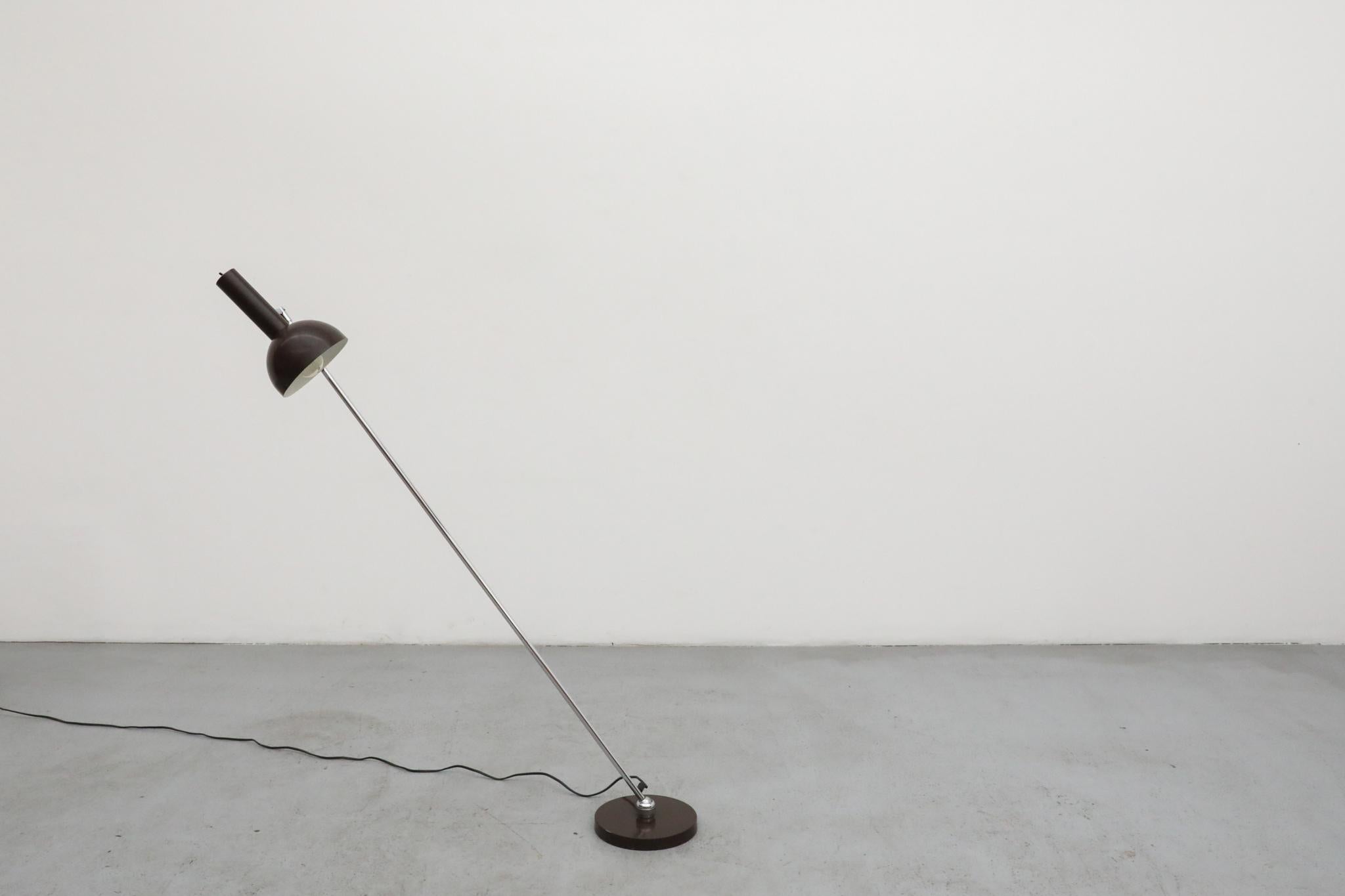 Seltene Hala Zeist Articulating 'Leaning' Stehleuchte von Herman Busquet (Emailliert) im Angebot