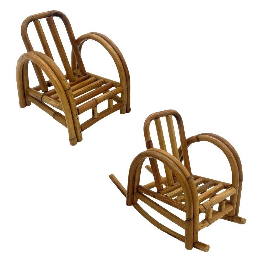 Raro campione di vendita di un mini set da salotto in rattan composto da una poltrona da salotto, una sedia a dondolo e un divano in stile Paul Frankl, ciascuno con braccioli a mezzaluna a doppio filo. I set di mobili in miniatura come questo