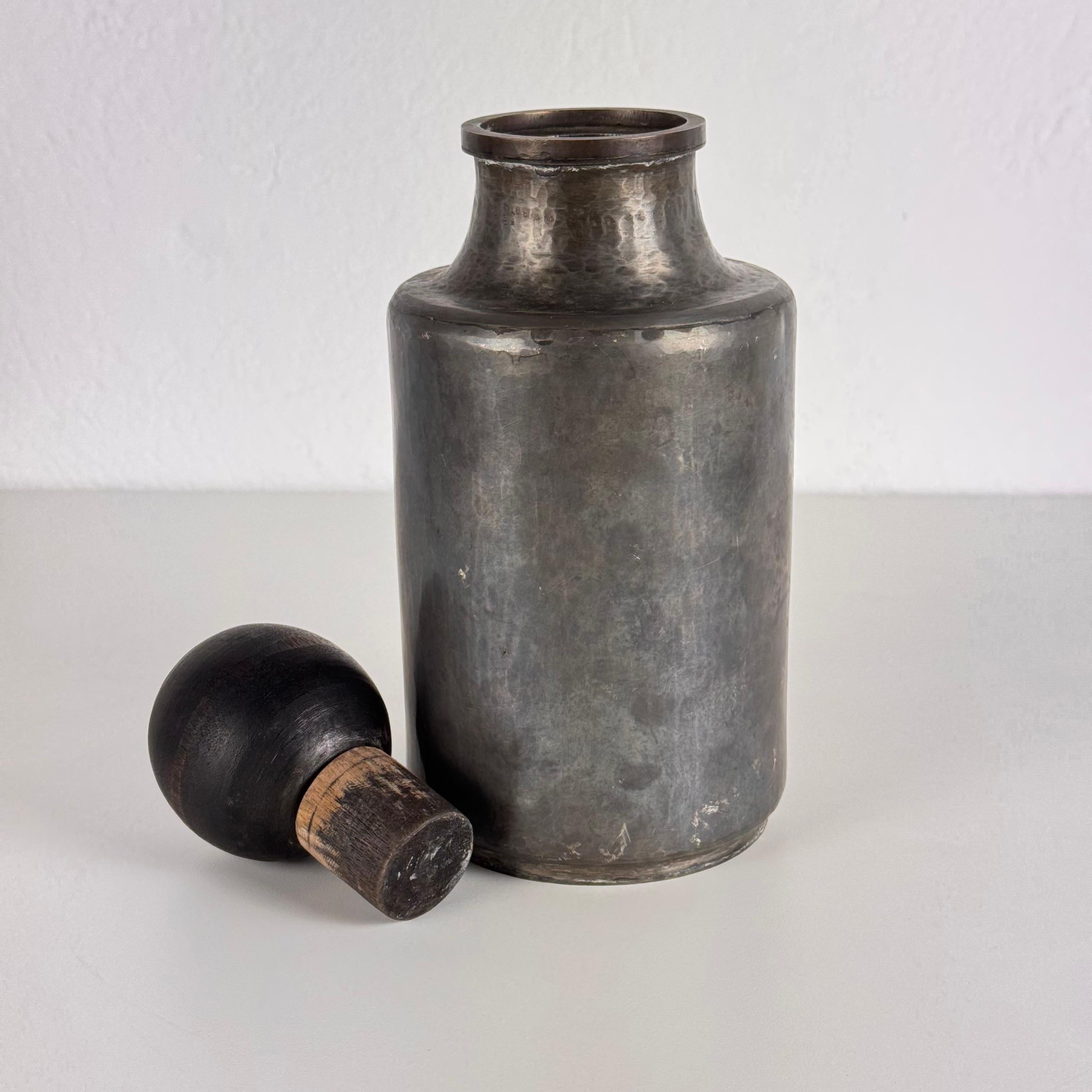 Rara bottiglia decorativa in alluminio martellato di Lorenzo Burchiellaro, anni '60, firmata in vendita 2