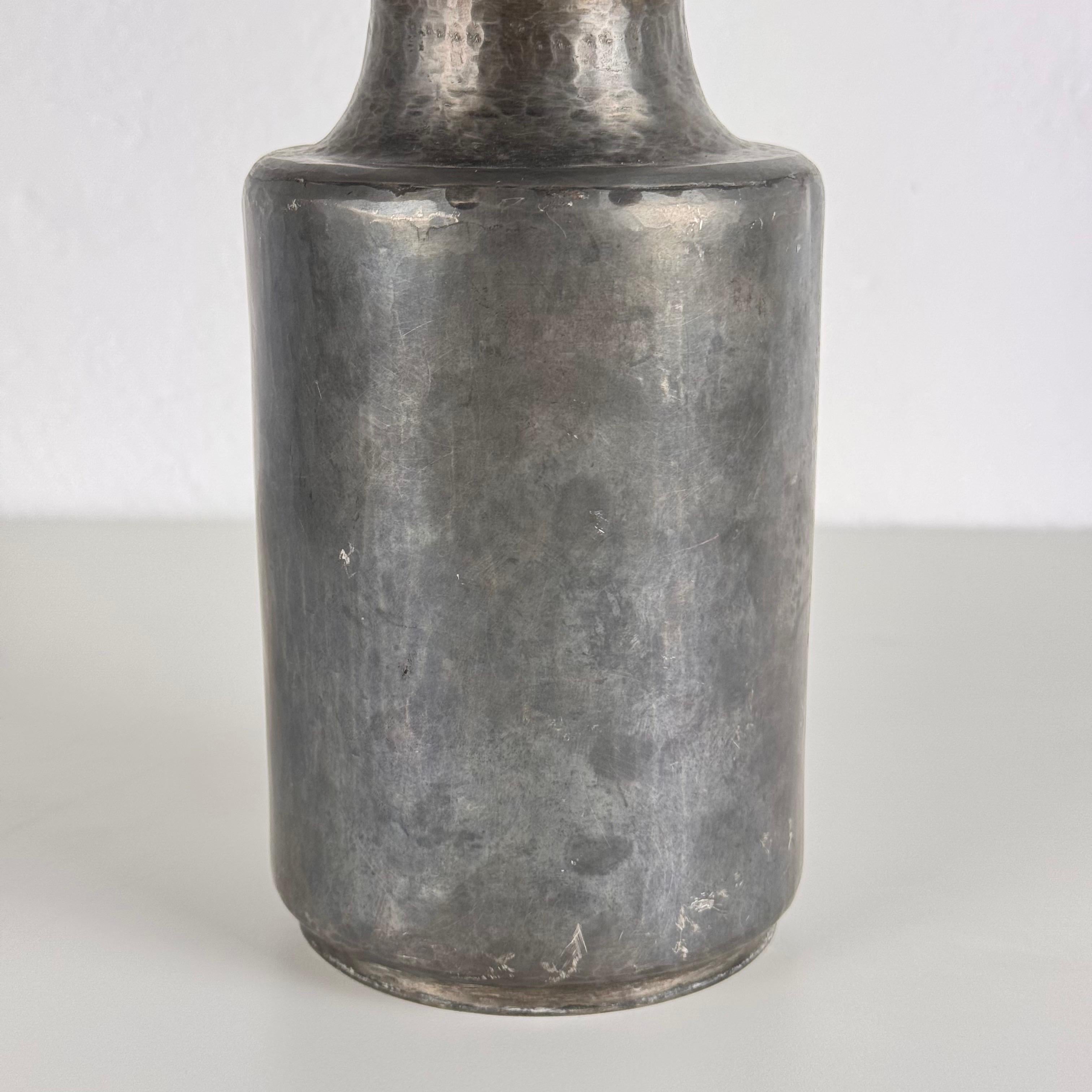 Italiano Rara bottiglia decorativa in alluminio martellato di Lorenzo Burchiellaro, anni '60, firmata in vendita