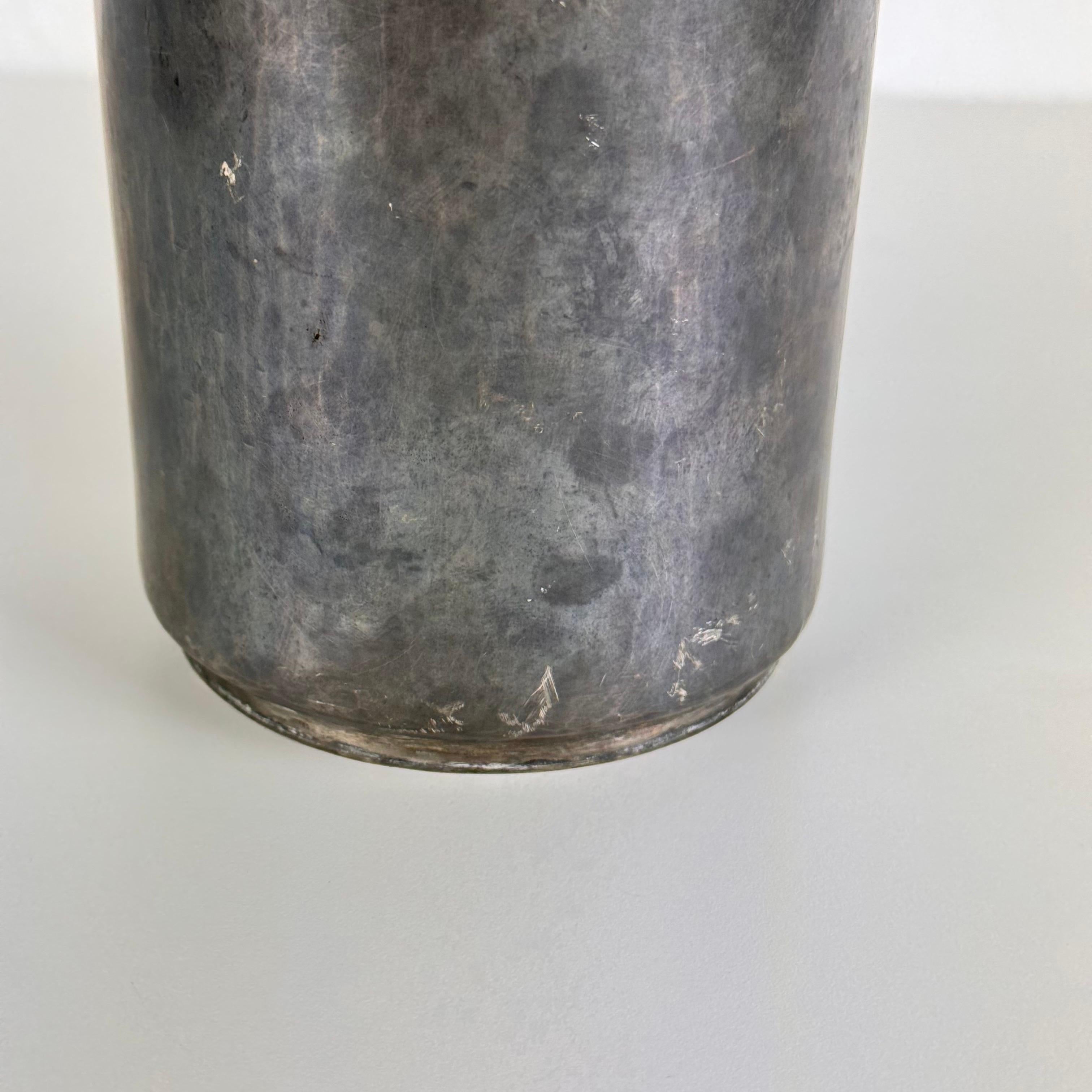 Fatto a mano Rara bottiglia decorativa in alluminio martellato di Lorenzo Burchiellaro, anni '60, firmata in vendita
