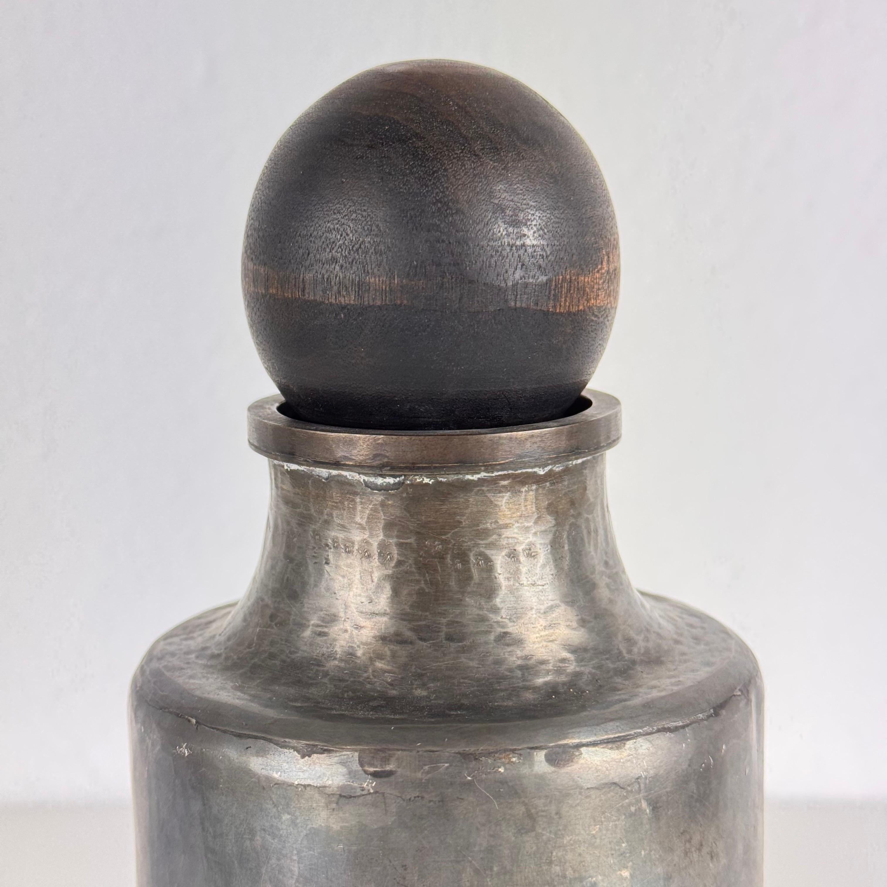 Rara bottiglia decorativa in alluminio martellato di Lorenzo Burchiellaro, anni '60, firmata In condizioni buone in vendita a Bagnolo Mella, Brescia
