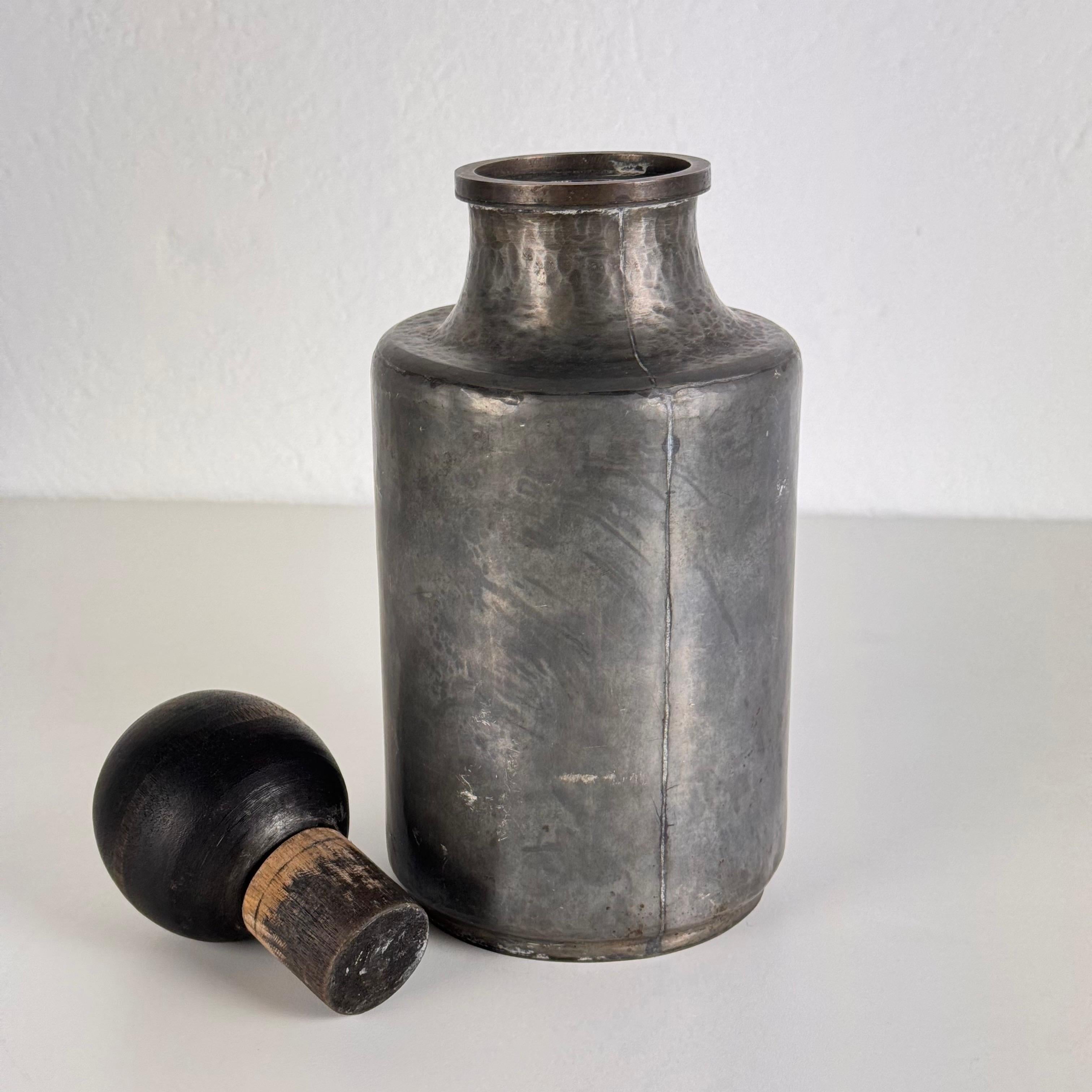 Rara bottiglia decorativa in alluminio martellato di Lorenzo Burchiellaro, anni '60, firmata in vendita 1