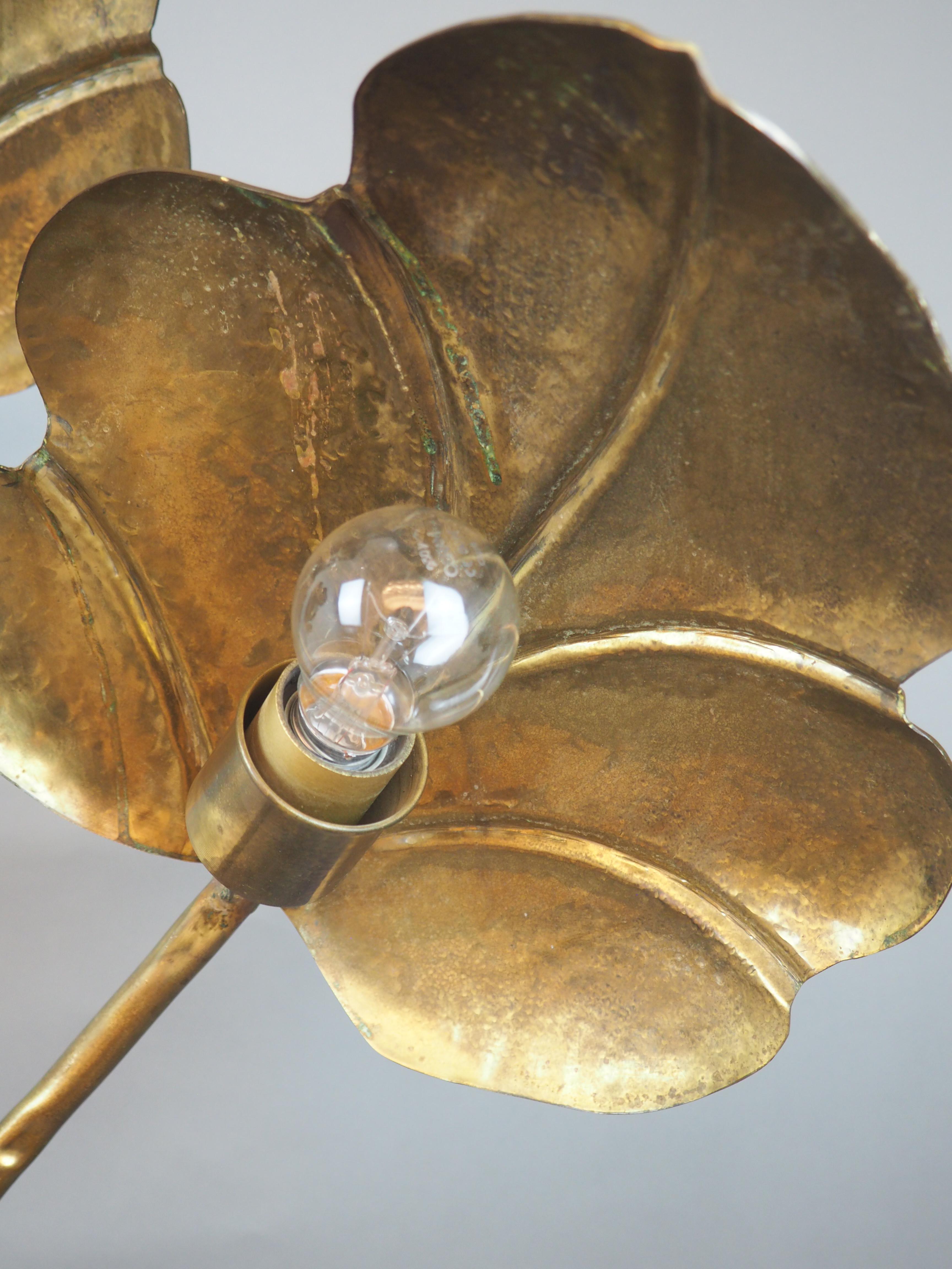 Lampadaire du milieu du siècle en laiton Hammered attr. à Maison Charles, circa 1960s en vente 3