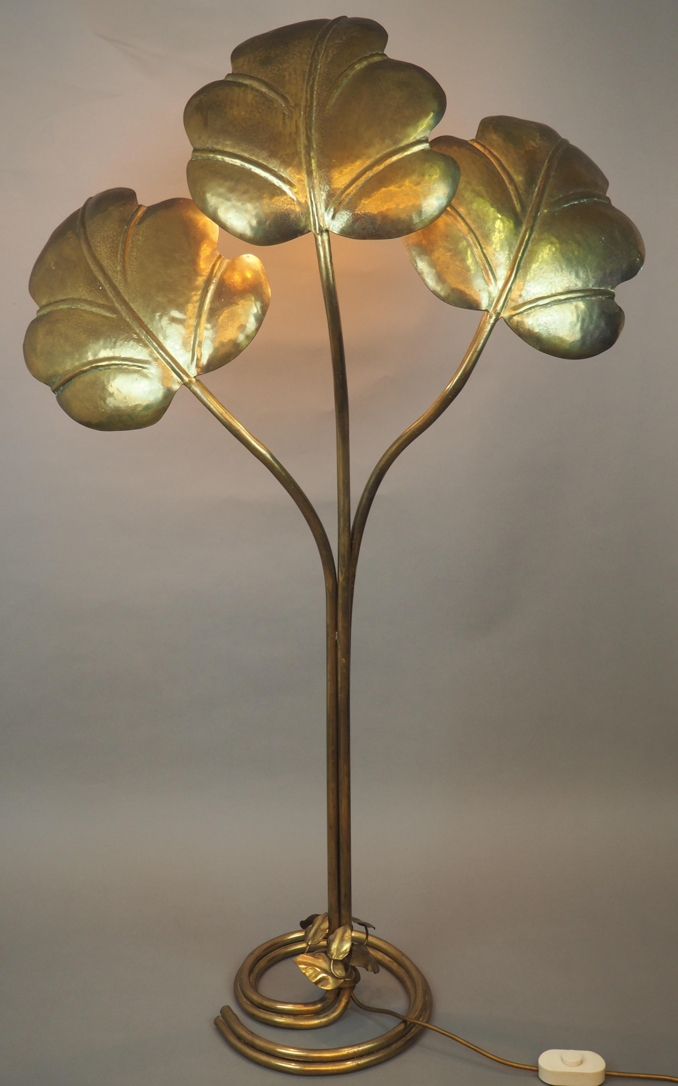 A Mid-Century Modern polished brass floor lamp attr. to Maison Charles, with three large convex, scalloped and hand-hammered textured veined leaves over three Edison sockets base, France, circa 1960s.
Newly wired with a foot pedal for US